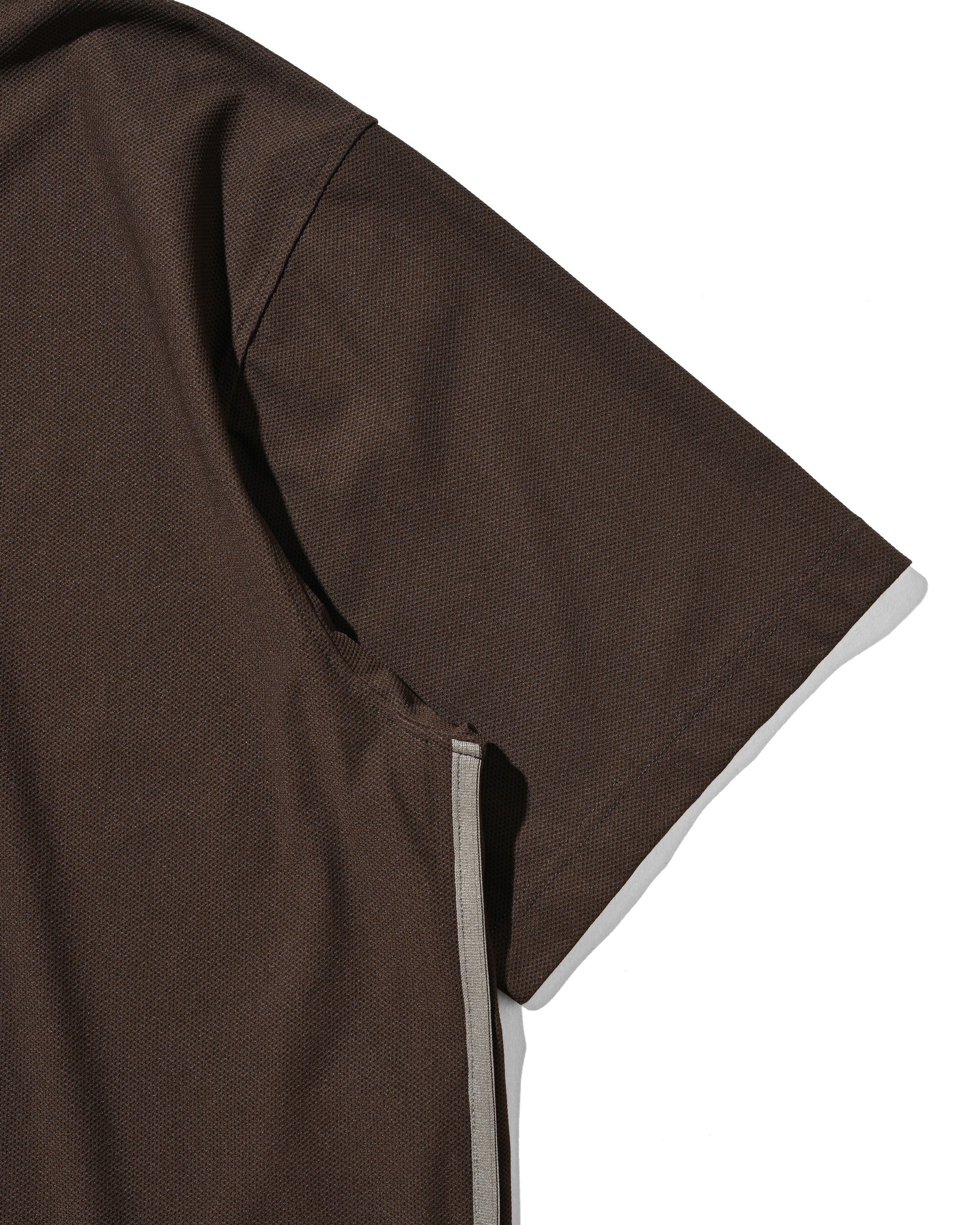 【6.24 WED 20:00- IN STOCK】TECH TEXTURED CITY S/S POLO (BROWN)