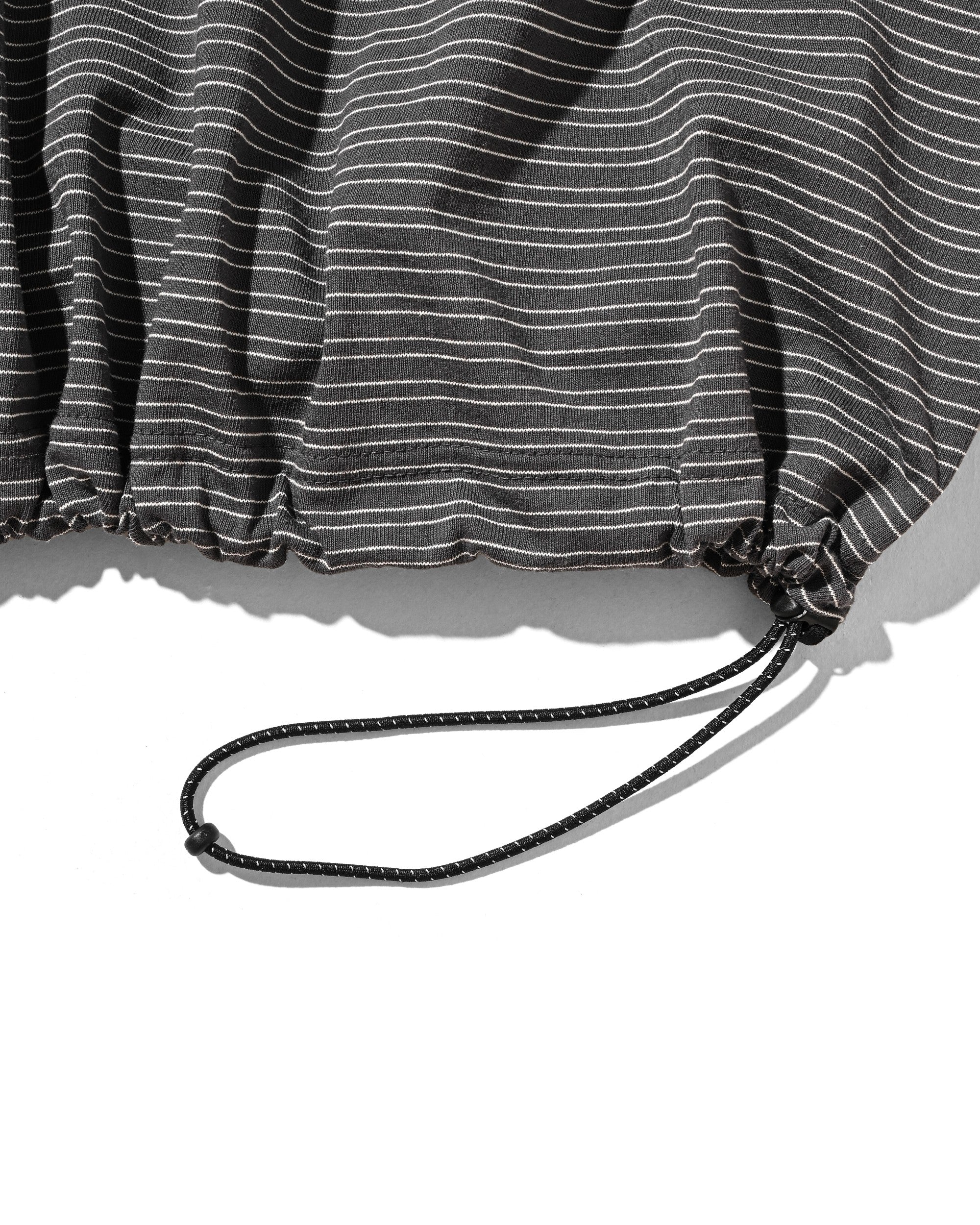 MICRO STRIPE S/S T-SHIRT WITH DRAWSTRINGS (GRAY)