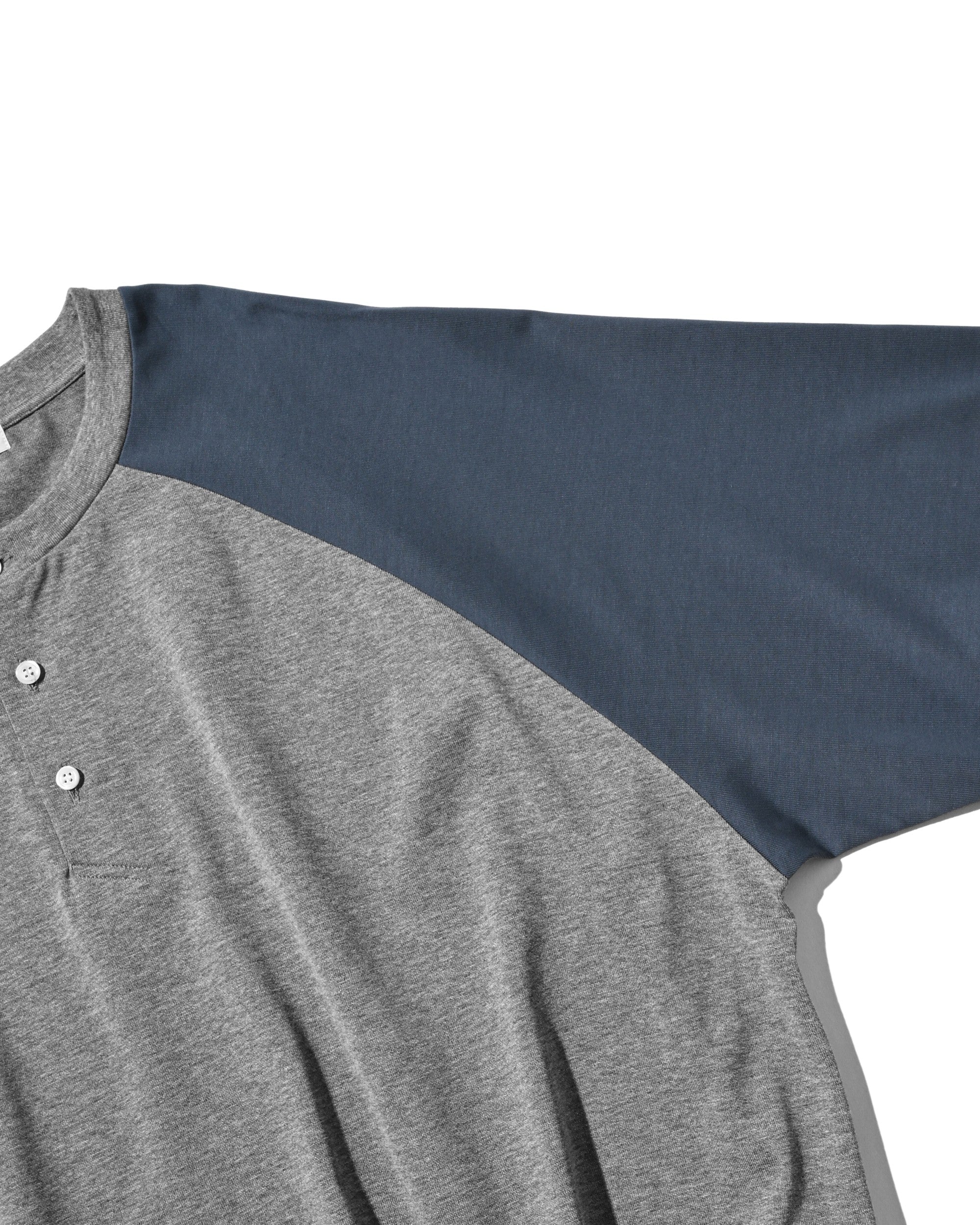 【8.19 WED 20:00- IN STOCK】RAGLAN HENLEY NECK S/S T-SHIRT WITH DRAWSTRINGS (GRAY×BLUE GRAY)