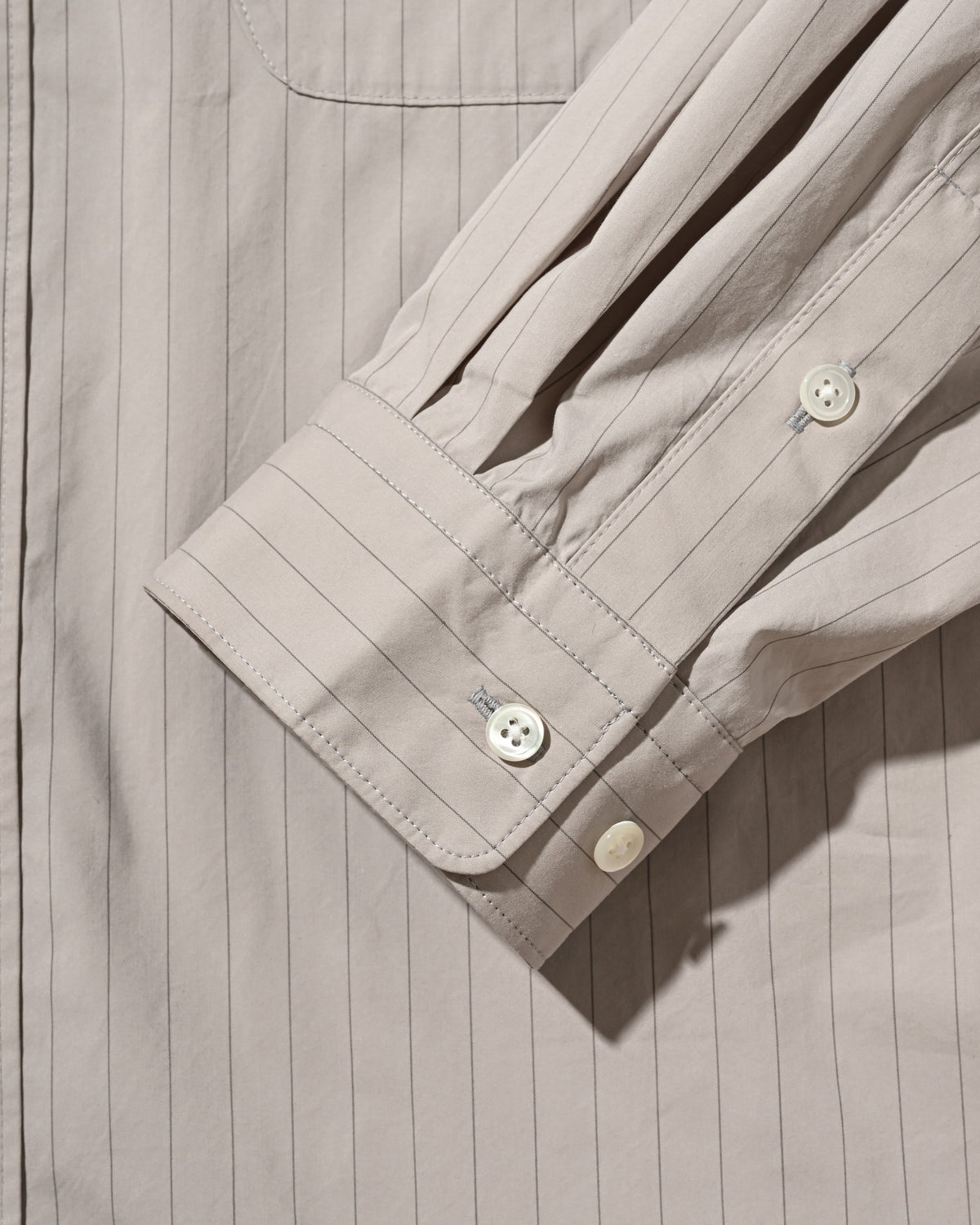 【10.14 WED 20:00- IN STOCK】 STRIPED EVERYDAY BOX FIT L/S SHIRT (GRAY STRIPE)
