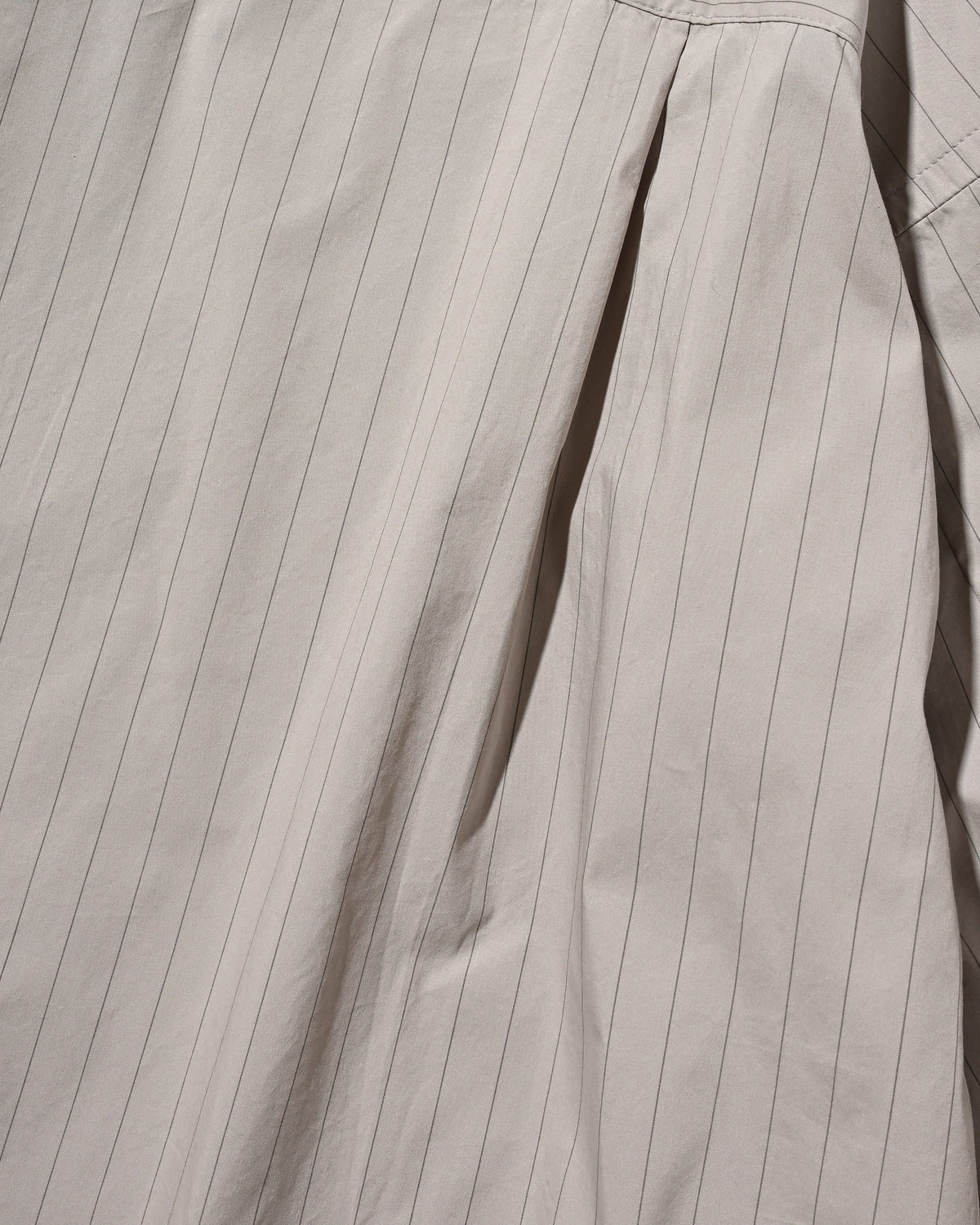 【10.14 WED 20:00- IN STOCK】 STRIPED EVERYDAY BOX FIT L/S SHIRT (GRAY STRIPE)