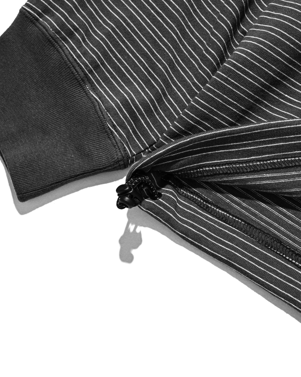 【10.14 WED 20:00- IN STOCK】 MICRO STRIPE HENLEY NECK L/S T-SHIRT WITH DRAWSTRINGS (GRAY)
