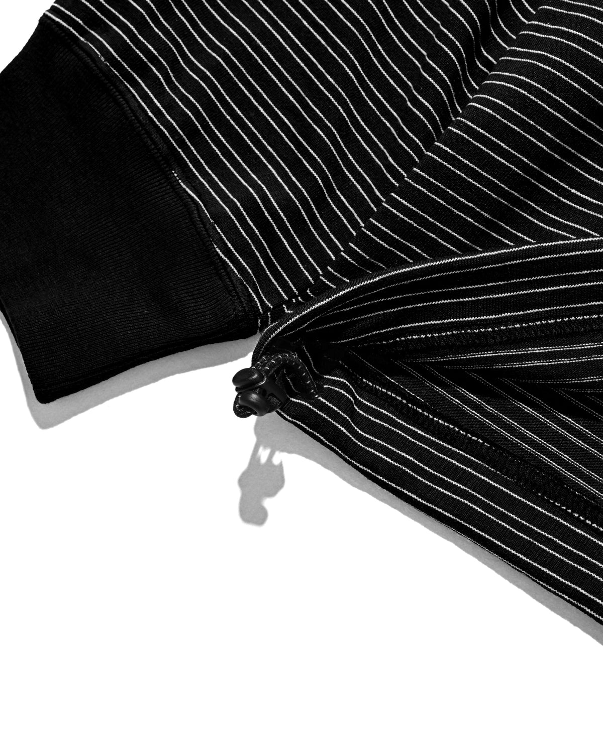 【10.14 WED 20:00- IN STOCK】MICRO STRIPE HENLEY NECK L/S T-SHIRT WITH DRAWSTRINGS (BLACK)