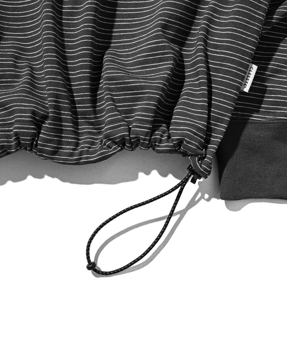 【10.14 WED 20:00- IN STOCK】 MICRO STRIPE HENLEY NECK L/S T-SHIRT WITH DRAWSTRINGS (GRAY)