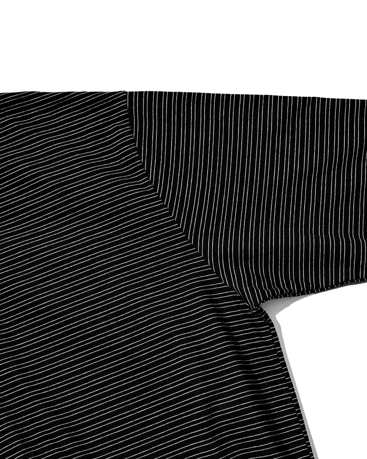 【10.14 WED 20:00- IN STOCK】MICRO STRIPE HENLEY NECK L/S T-SHIRT WITH DRAWSTRINGS (BLACK)