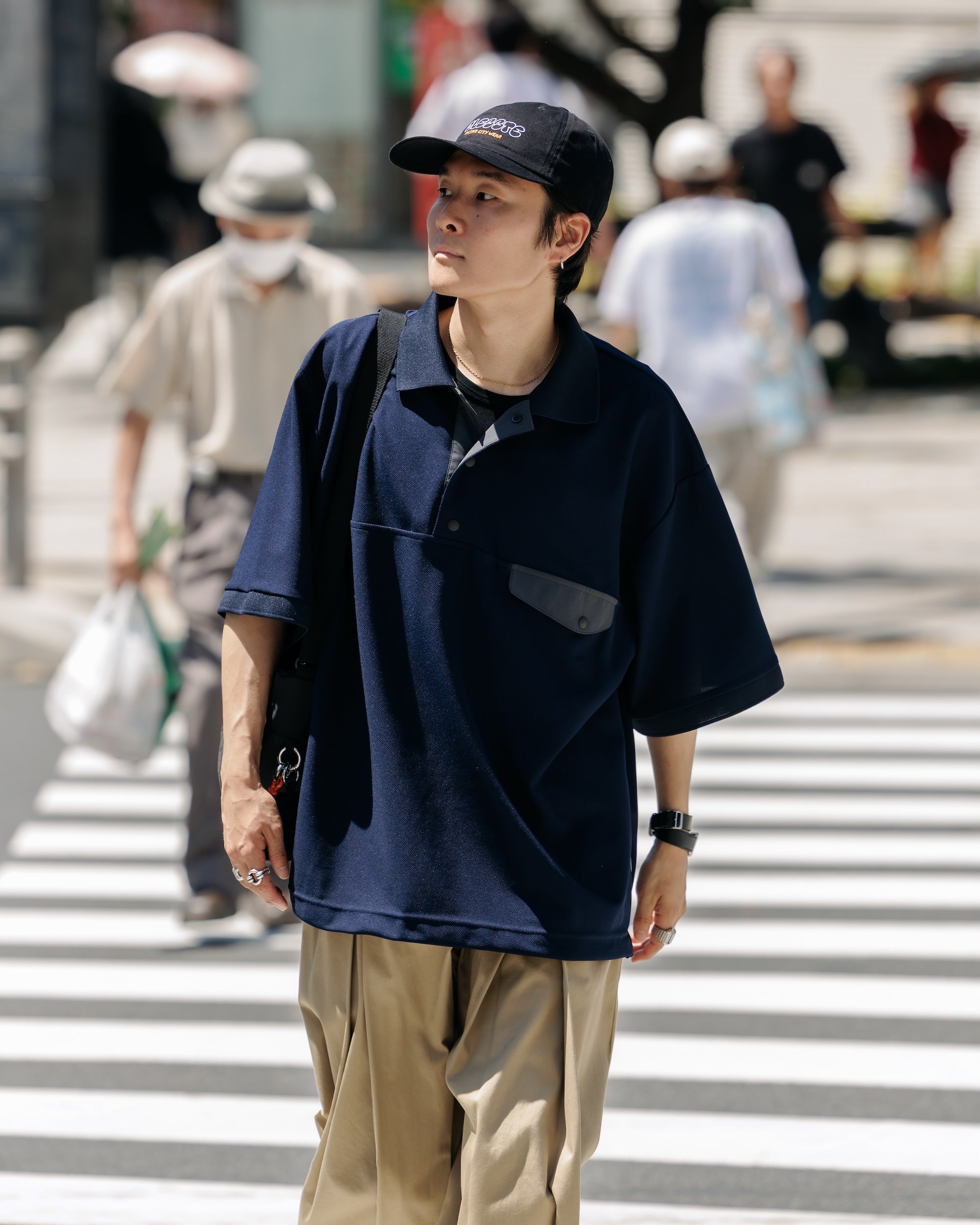 【8.20 WED 20:00- IN STOCK】ACTIVE CITY S/S SNAP POLO SHIRT (NAVY)