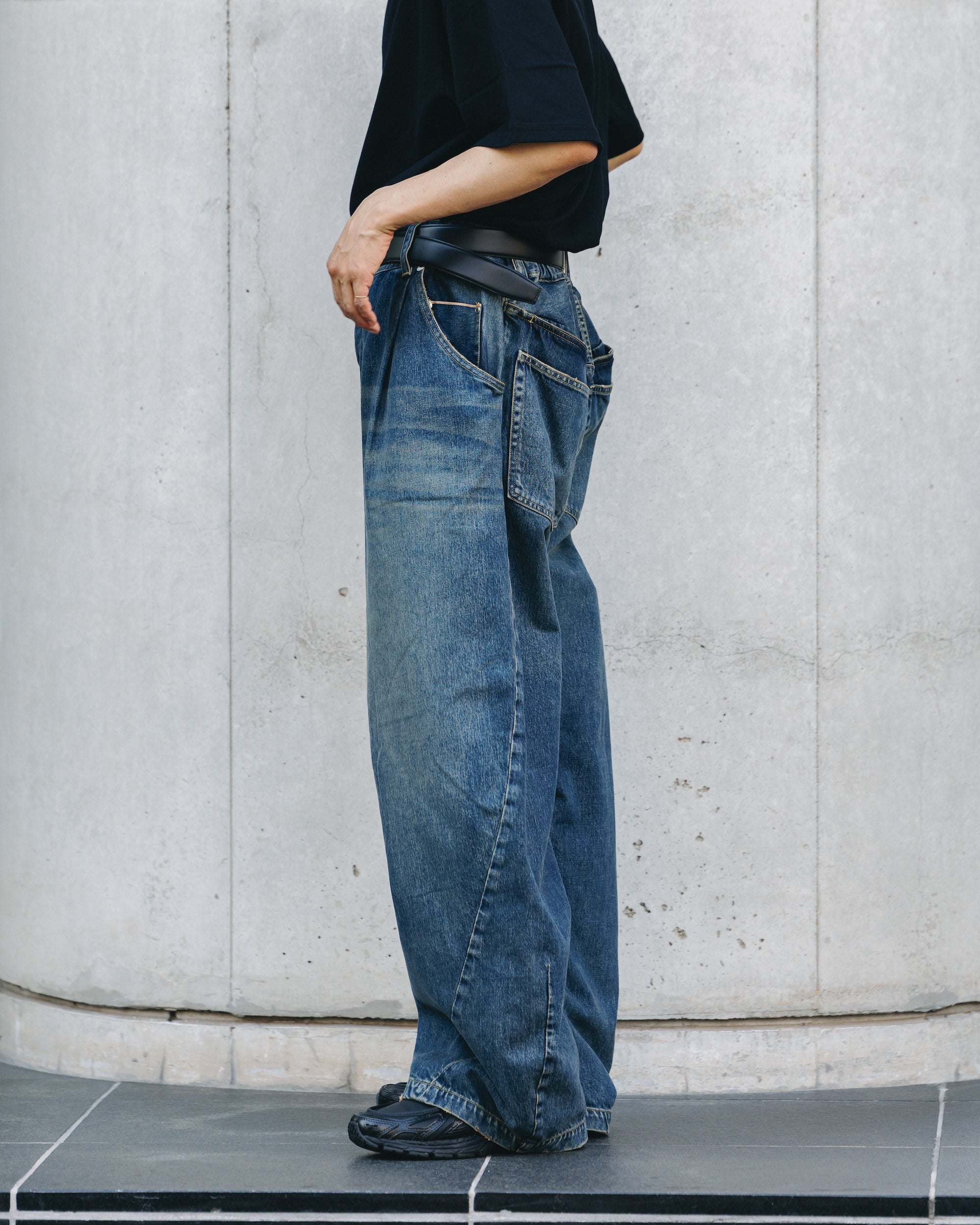 【10.1 WED 20:00- IN STOCK】VINTAGE DYED SELVEDGE DENIM BARREL LEG PANTS (VINTAGE INDIGO)