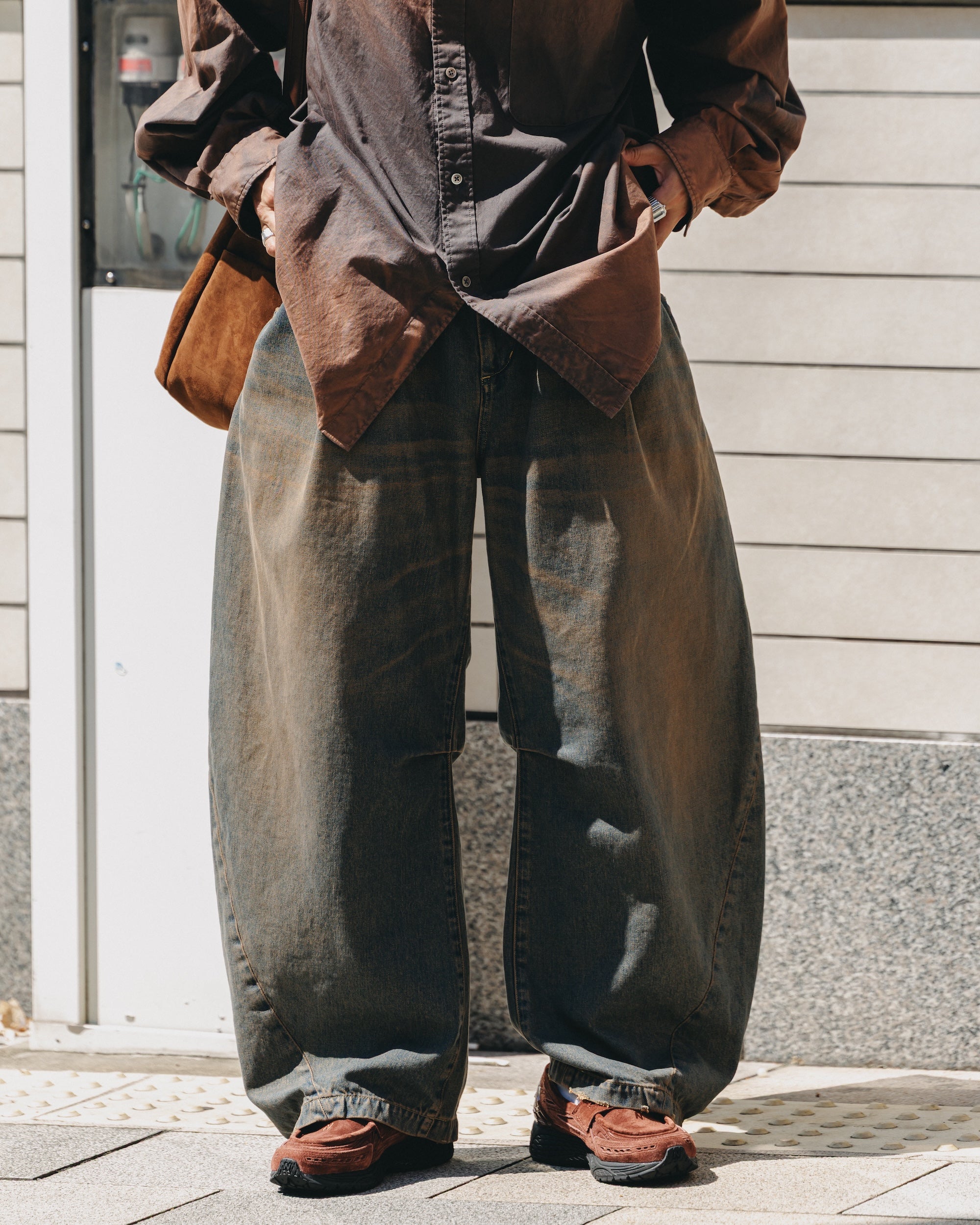 【10.1 WED 20:00- IN STOCK】VINTAGE DYED SELVEDGE DENIM BARREL LEG PANTS (VINTAGE BROWN)