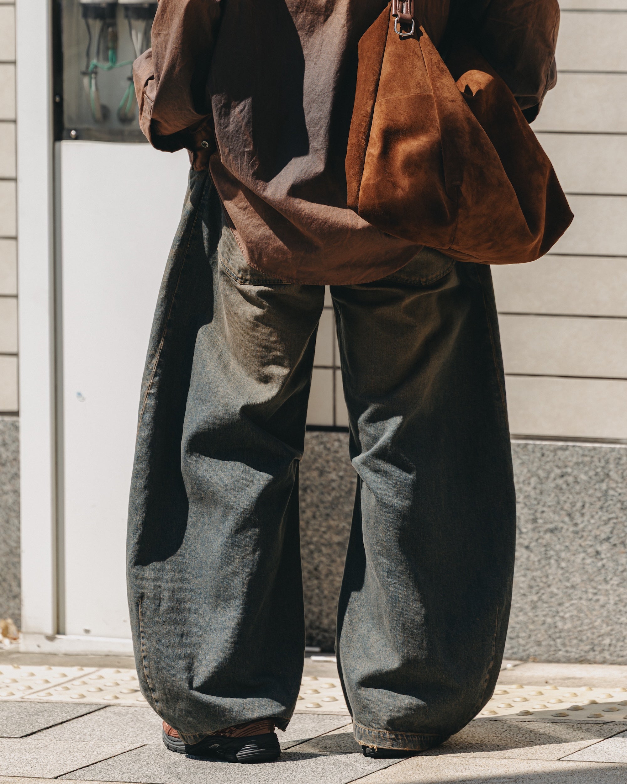 【10.1 WED 20:00- IN STOCK】VINTAGE DYED SELVEDGE DENIM BARREL LEG PANTS (VINTAGE BROWN)