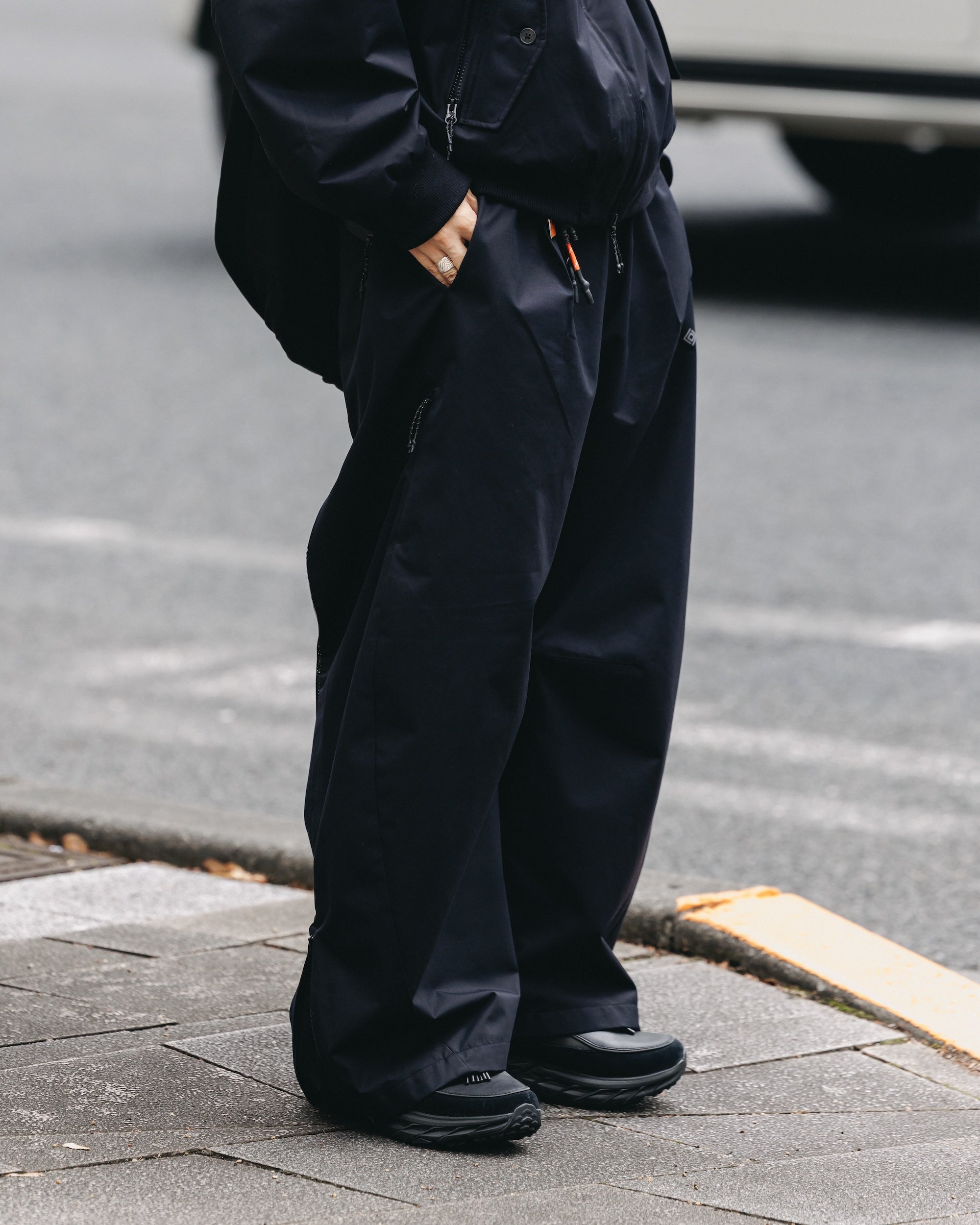 +phenix WINDSTOPPER® by GORE-TEX LABS TWILL CITY BARREL LEG PANTS (BLACK)