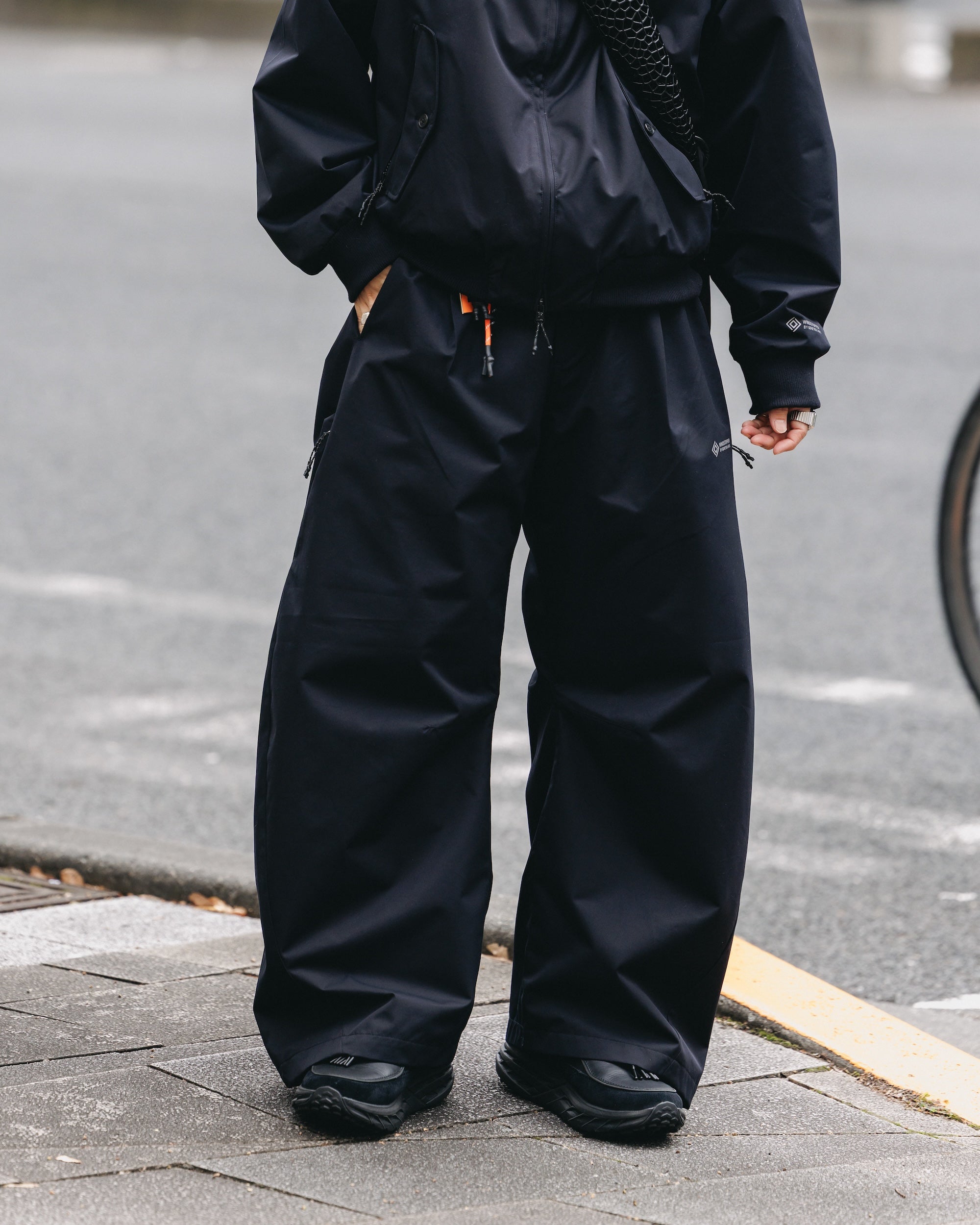 +phenix WINDSTOPPER® by GORE-TEX LABS TWILL CITY BARREL LEG PANTS (BLACK)