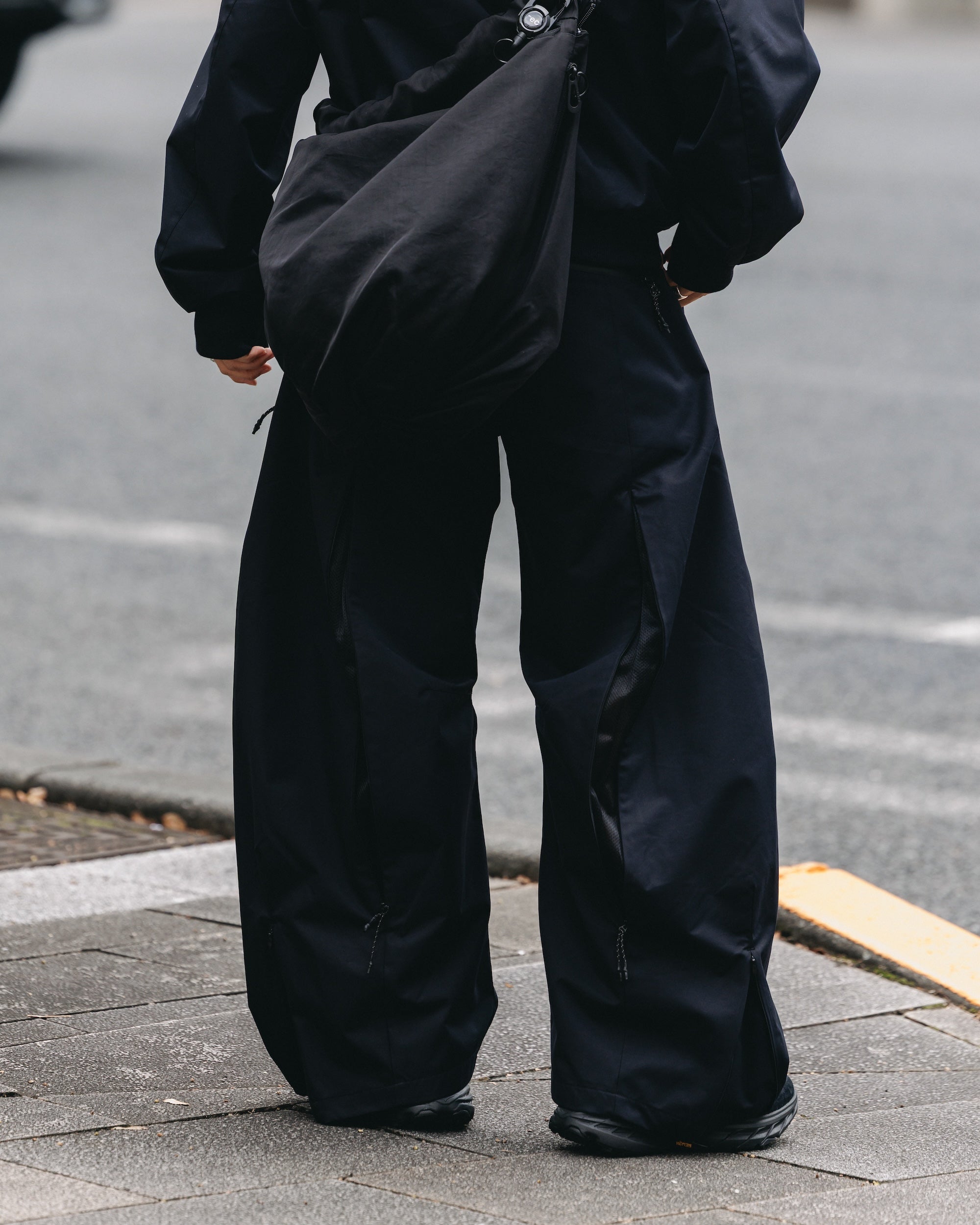 +phenix WINDSTOPPER® by GORE-TEX LABS TWILL CITY BARREL LEG PANTS (BLACK)