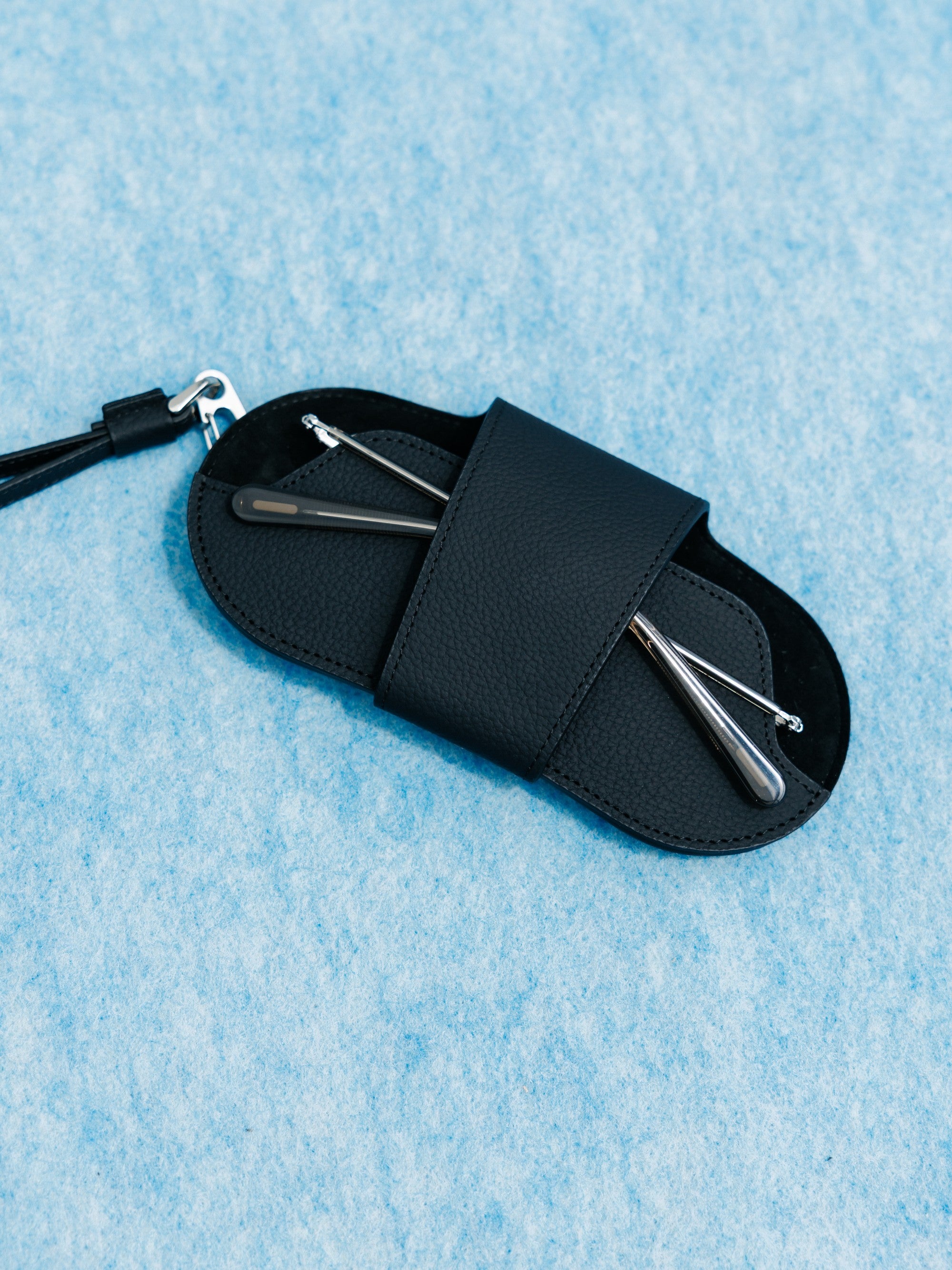 【6.20 SAT 20:00- IN STOCK】 LEATHER GLASSES HOLDER
