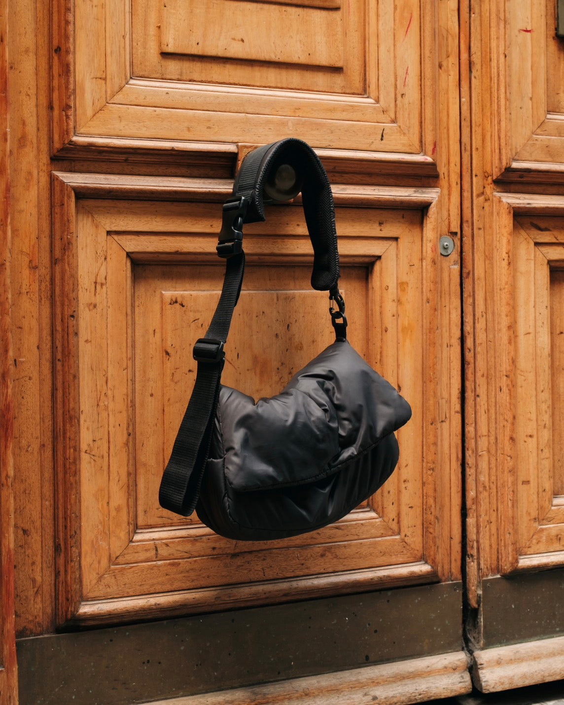 PADDED FLAP HOLIDAY BAG(BLACK)
