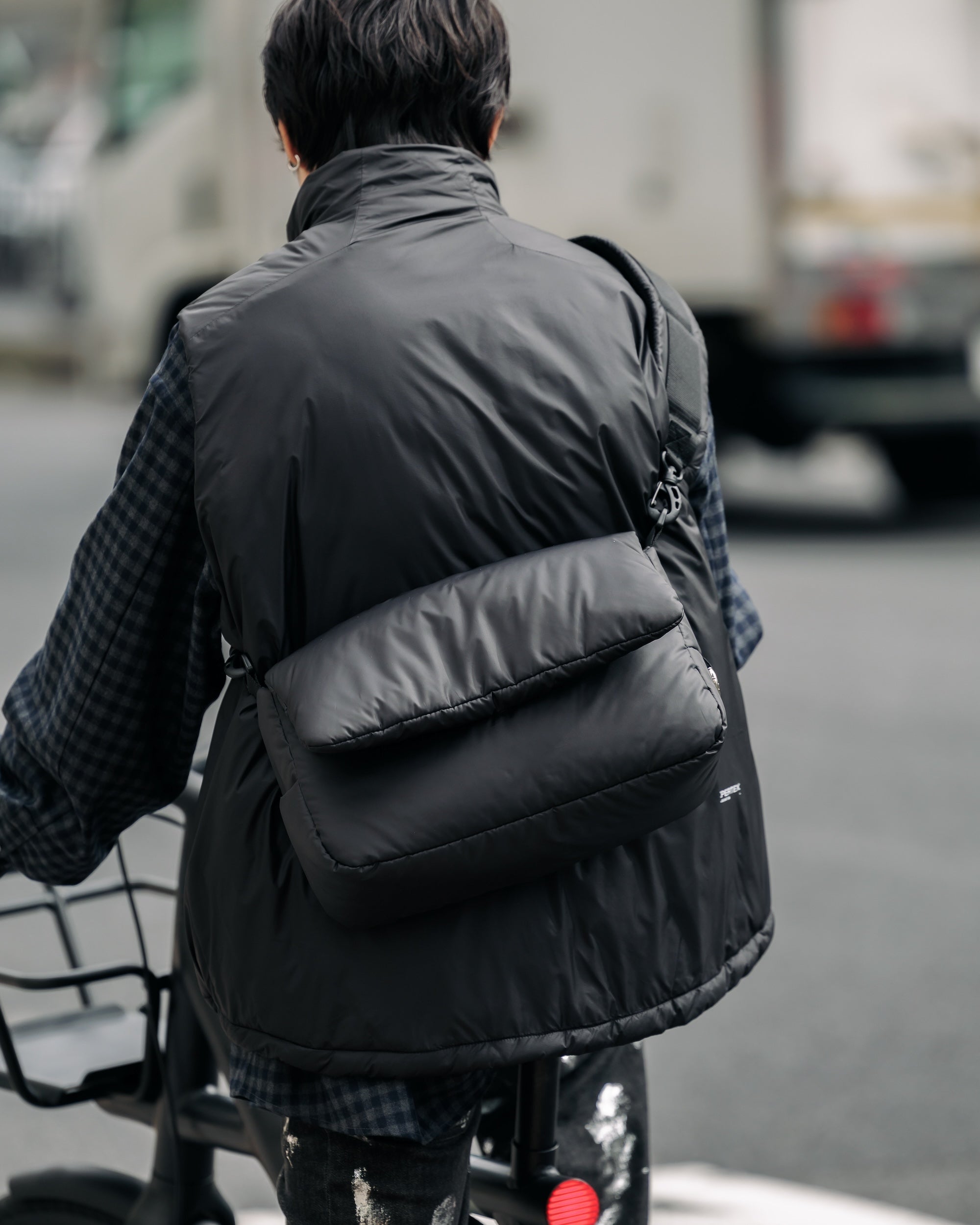 PADDED FLAP HOLIDAY BAG(BLACK)