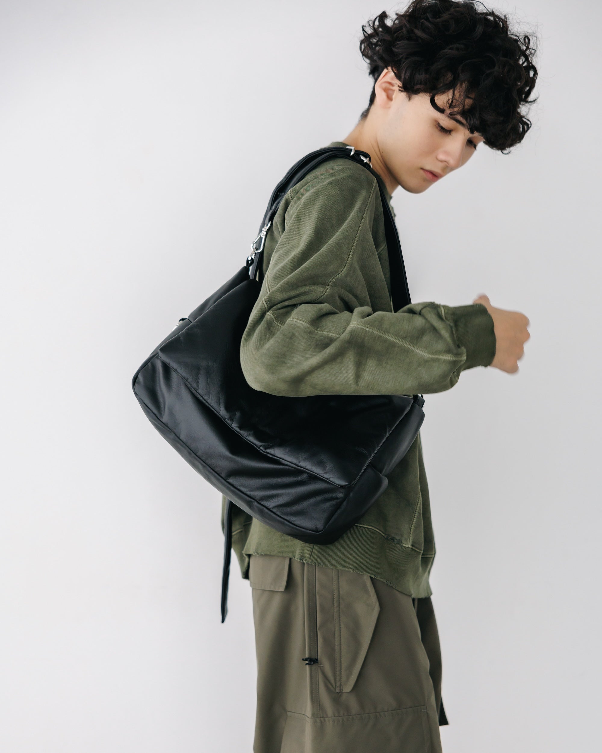 【1.14 WED 20:00- IN STOCK】LEATHER PADDED FLAP HOLIDAY BAG