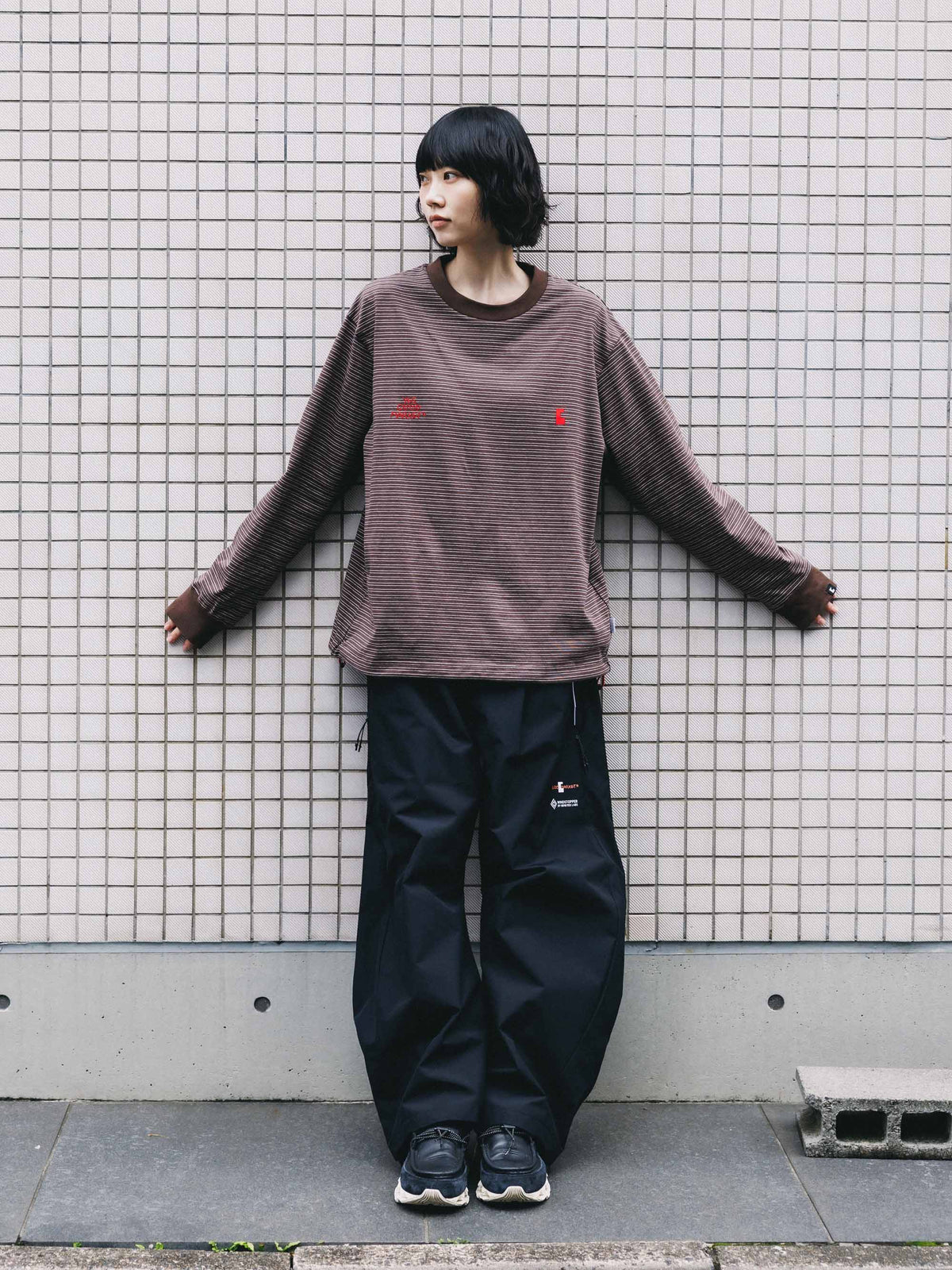 【10.4 SUN 20:00- IN STOCK】【LIMITED】 “YES G♡♡D MARKET" MICRO STRIPED L/S T-SHIRT WITH DRAWSTRINGS (BROWN)