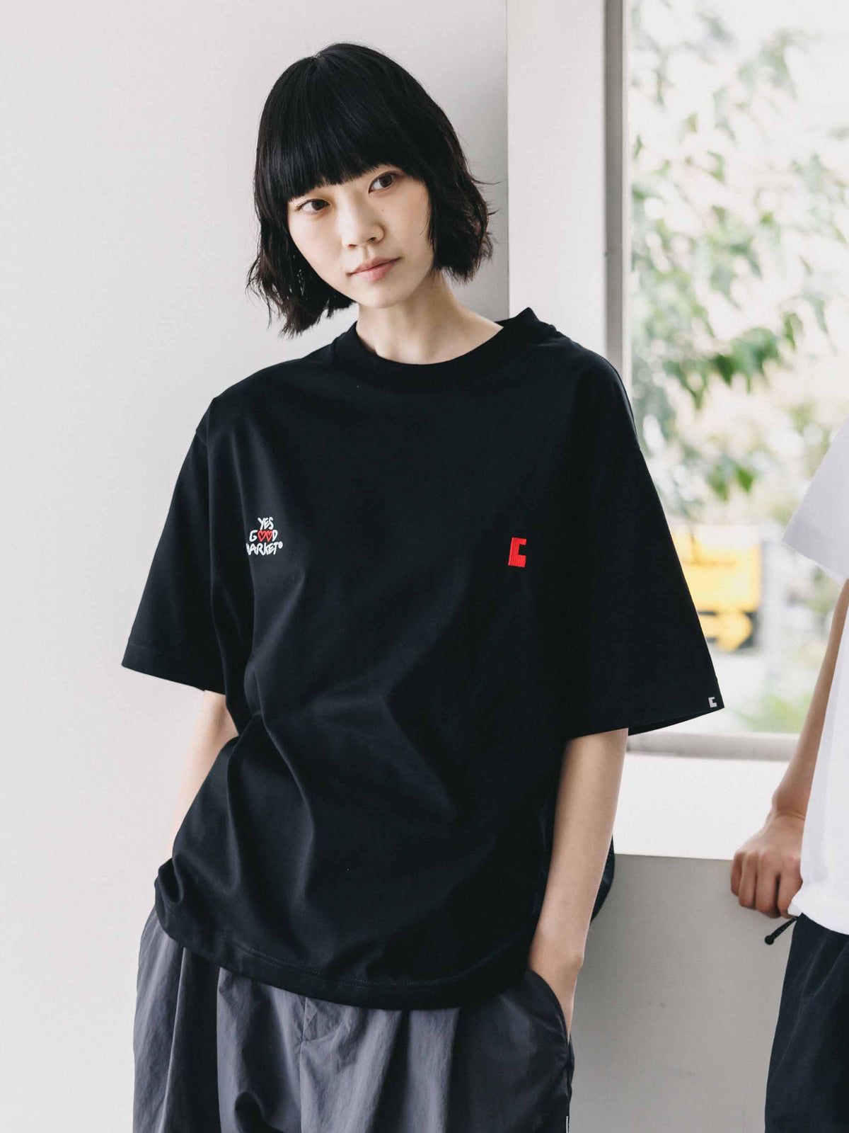 【10.4 SUN 20:00- IN STOCK】【LIMITED】 “YES G♡♡D MARKET" S/S T-SHIRT WITH DRAWSTRINGS (BLACK)