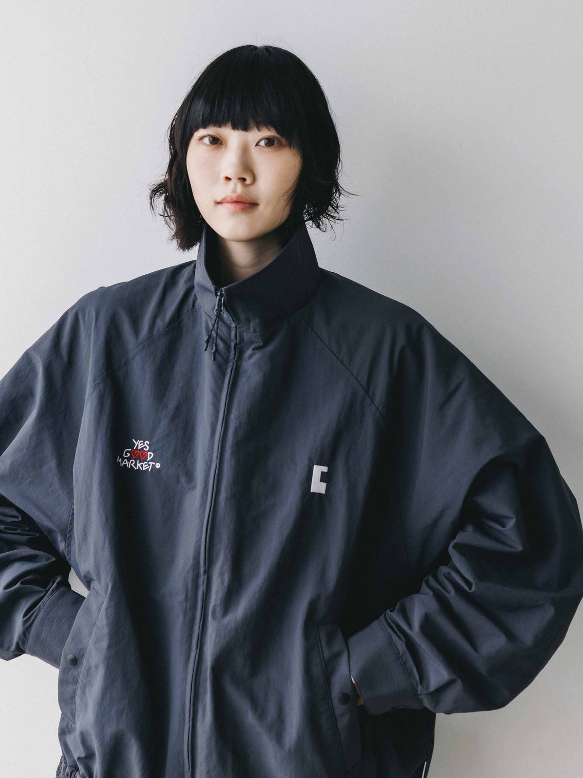 【10.4 SUN 20:00- IN STOCK】【LIMITED】 “YES G♡♡D MARKET" ACTIVE CITY UNIFORM UTILITY JACKET (GRAY)