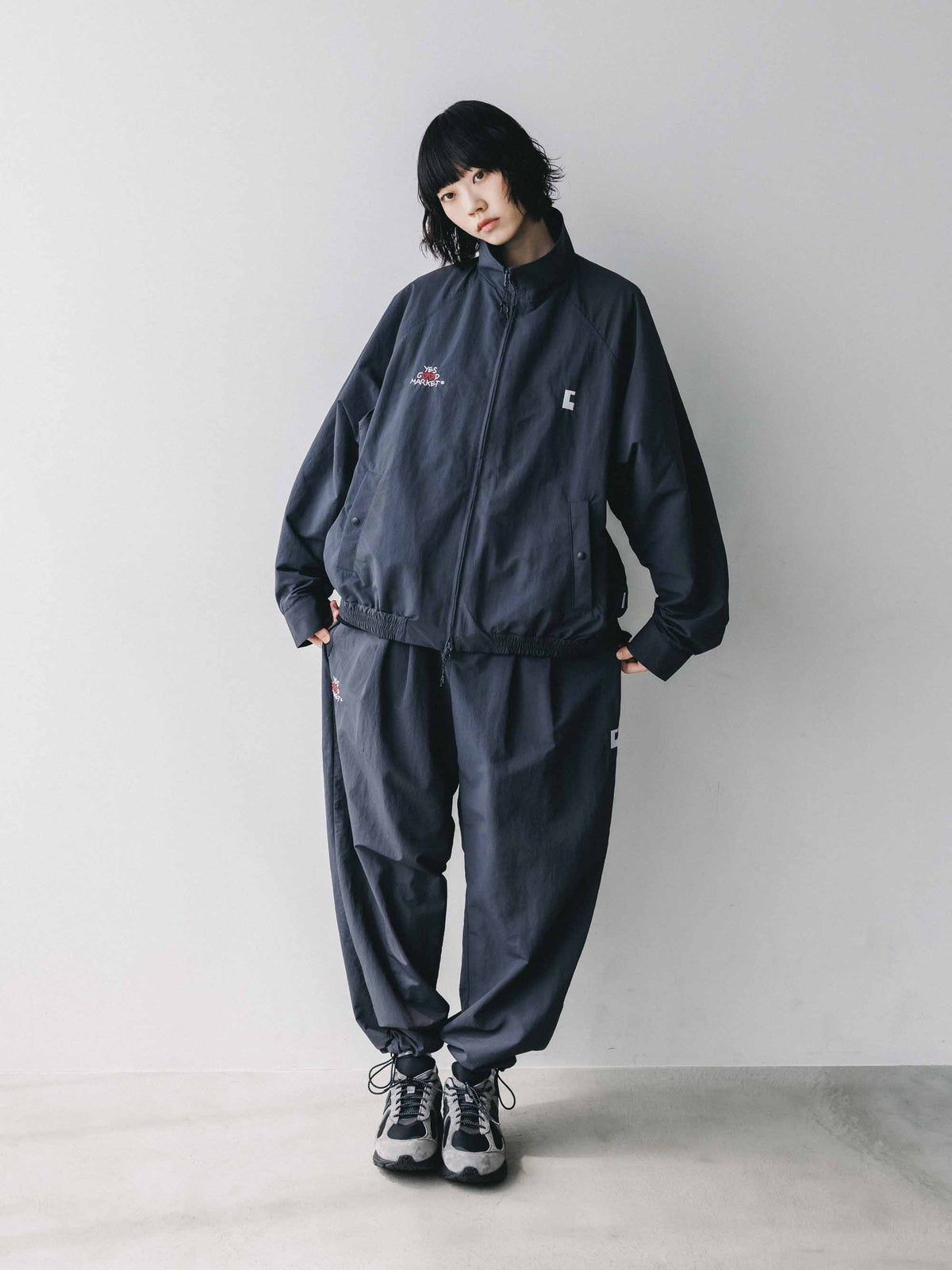 【10.4 SUN 20:00- IN STOCK】【LIMITED】 “YES G♡♡D MARKET" ACTIVE CITY UNIFORM UTILITY JACKET (GRAY)