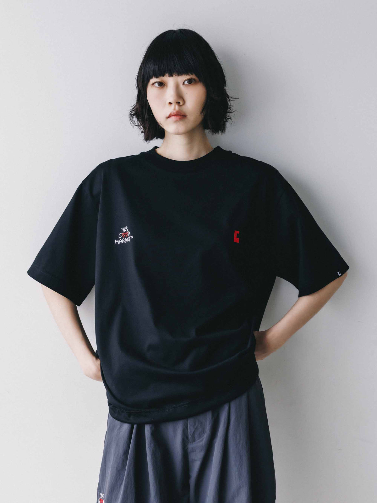 【10.4 SUN 20:00- IN STOCK】【LIMITED】 “YES G♡♡D MARKET" S/S T-SHIRT WITH DRAWSTRINGS (BLACK)