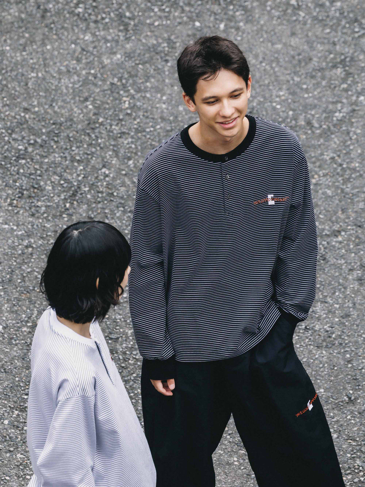 【10.4 SUN 20:00- IN STOCK】【LIMITED】 “C×YES GOOD MARKET" STRIPED HENLEY NECK L/S T-SHIRT WITH DRAWSTRINGS (BLACK)