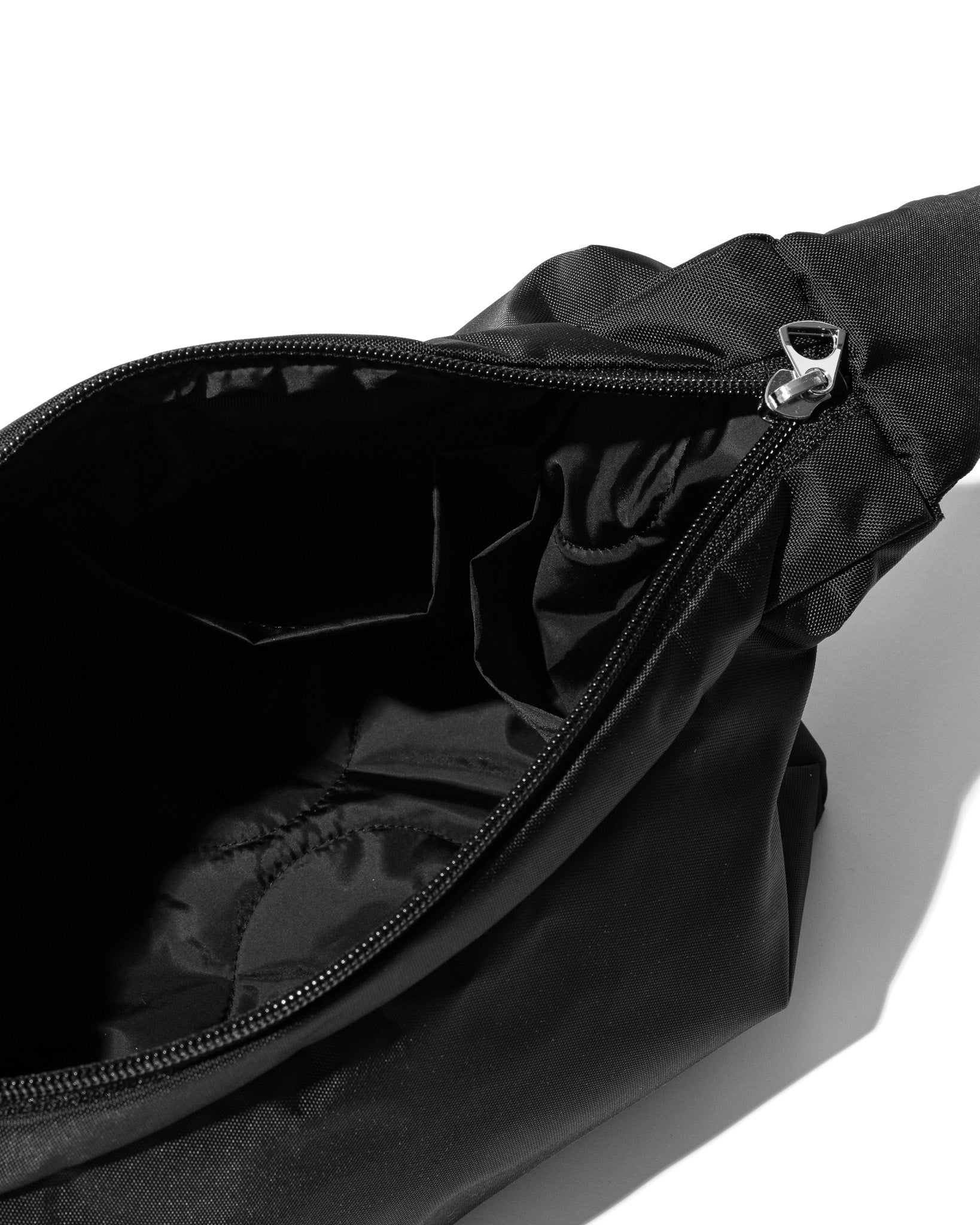【6.26 WED 20:00- IN STOCK】HOLIDAY BAG.