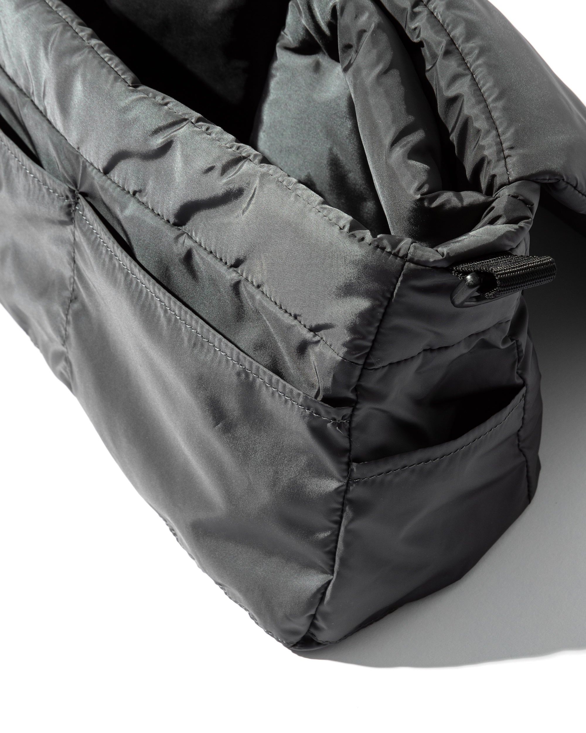 PADDED FLAP HOLIDAY BAG(CHARCOAL).