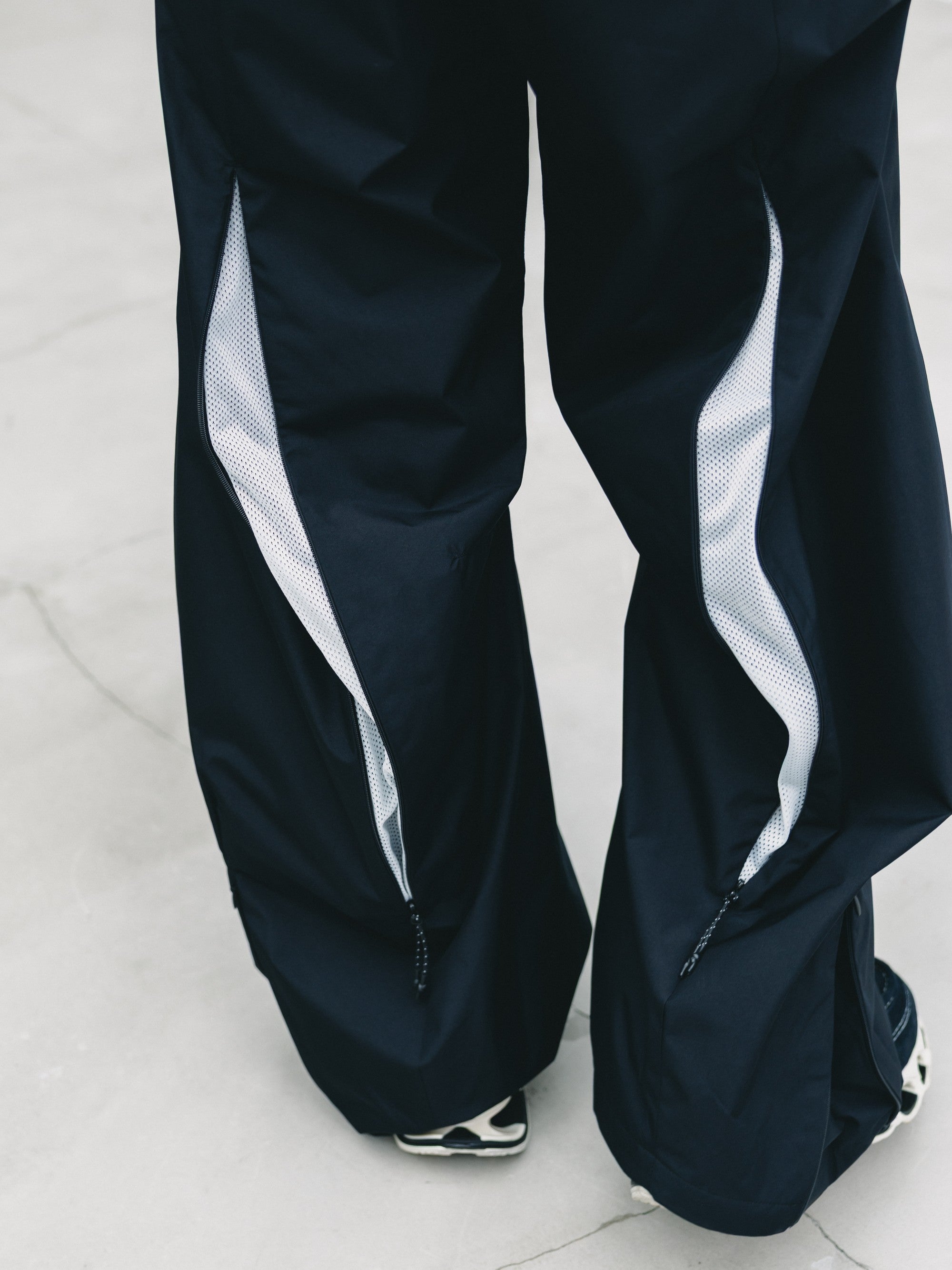 【9.2 WED 20:00- IN STOCK】+phenix WINDSTOPPER® by GORE-TEX LABS TWILL CITY BARREL LEG PANTS (BLACK×WHITE)