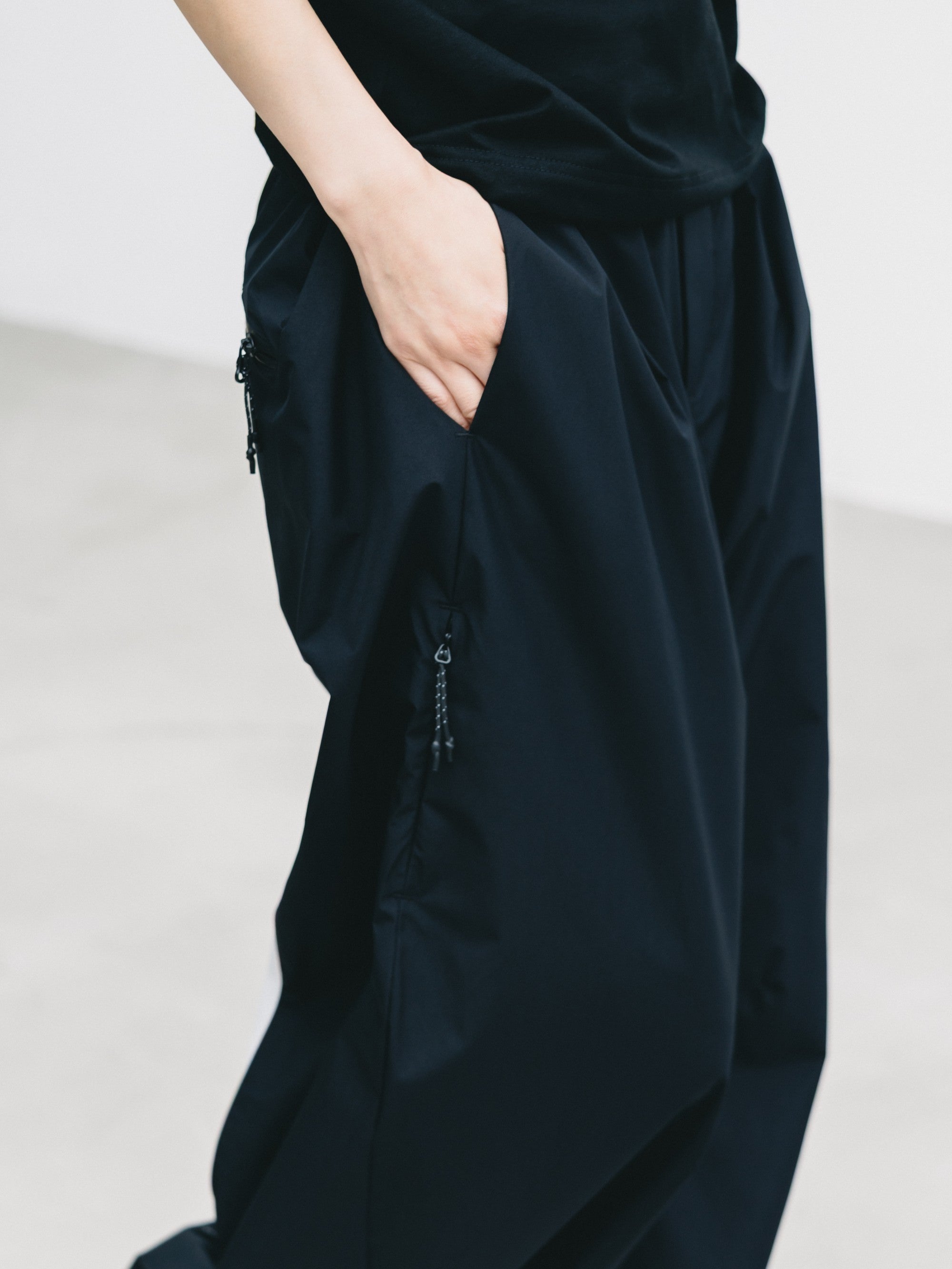 【9.2 WED 20:00- IN STOCK】+phenix WINDSTOPPER® by GORE-TEX LABS TWILL CITY BARREL LEG PANTS (BLACK×WHITE)