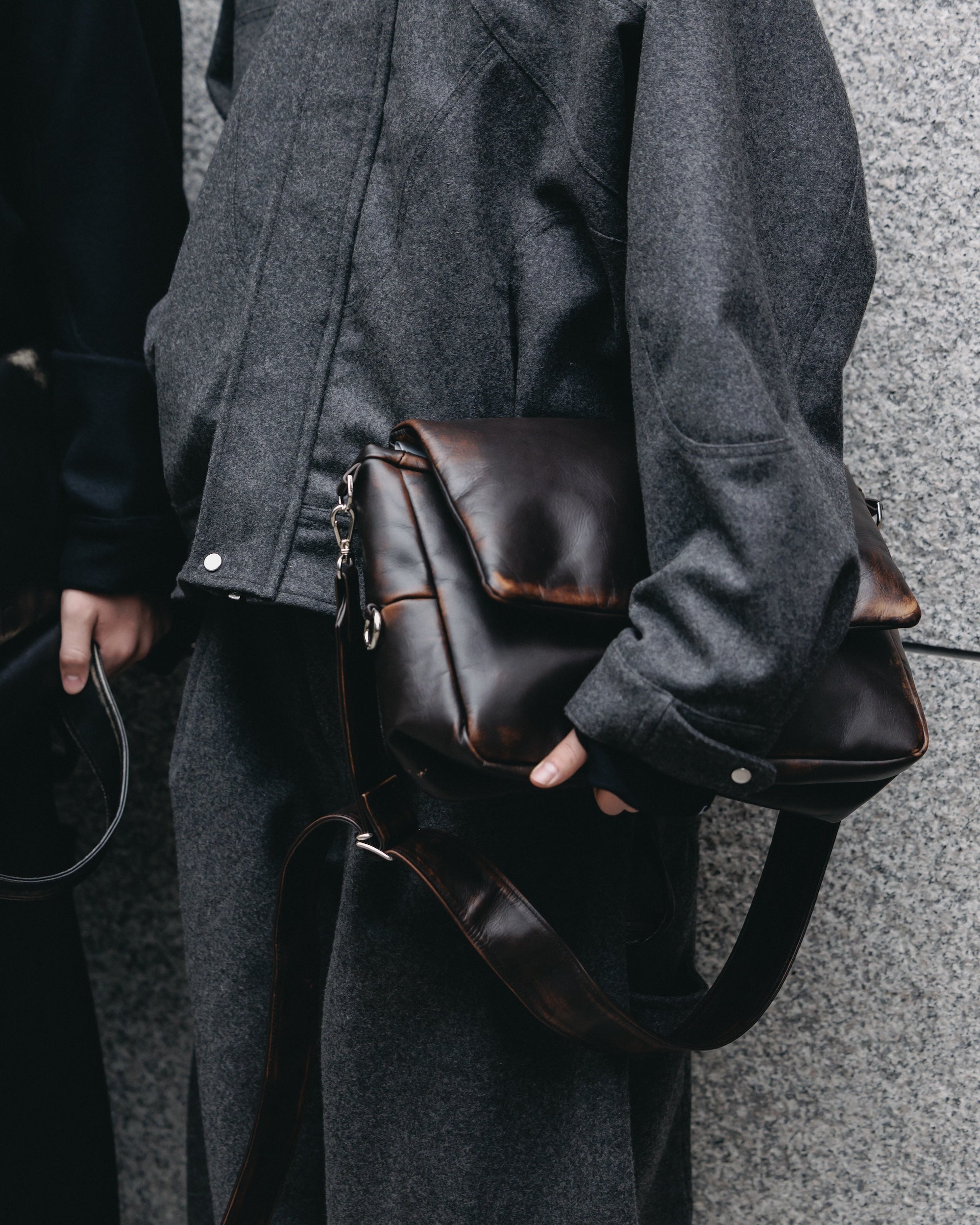 【12.10 WED 20:00- IN STOCK】VINTAGE LEATHER PADDED FLAP HOLIDAY BAG (BROWN)