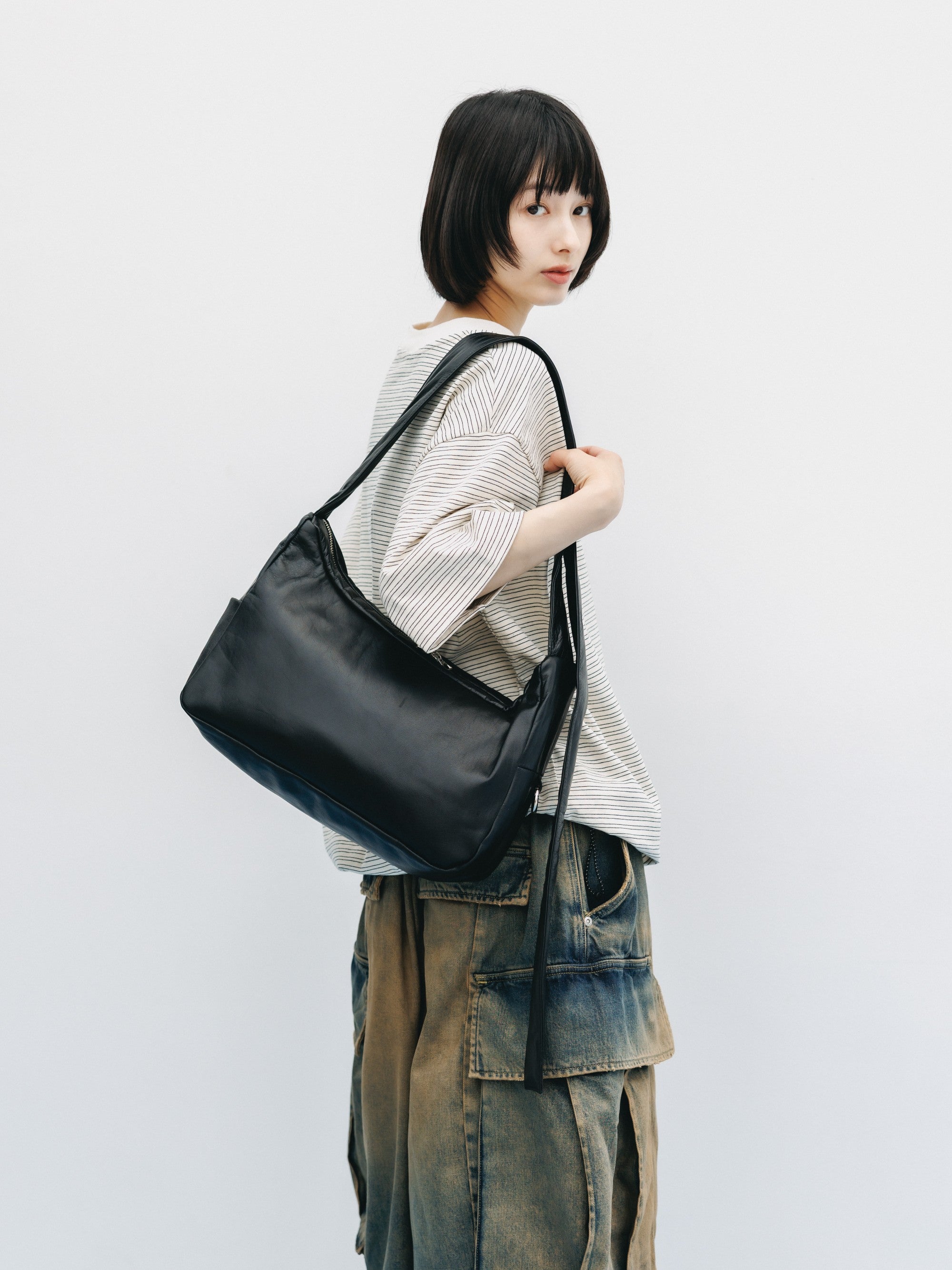 【8.5 WED 20:00- IN STOCK】LEATHER HOLIDAY BAG (BLACK)