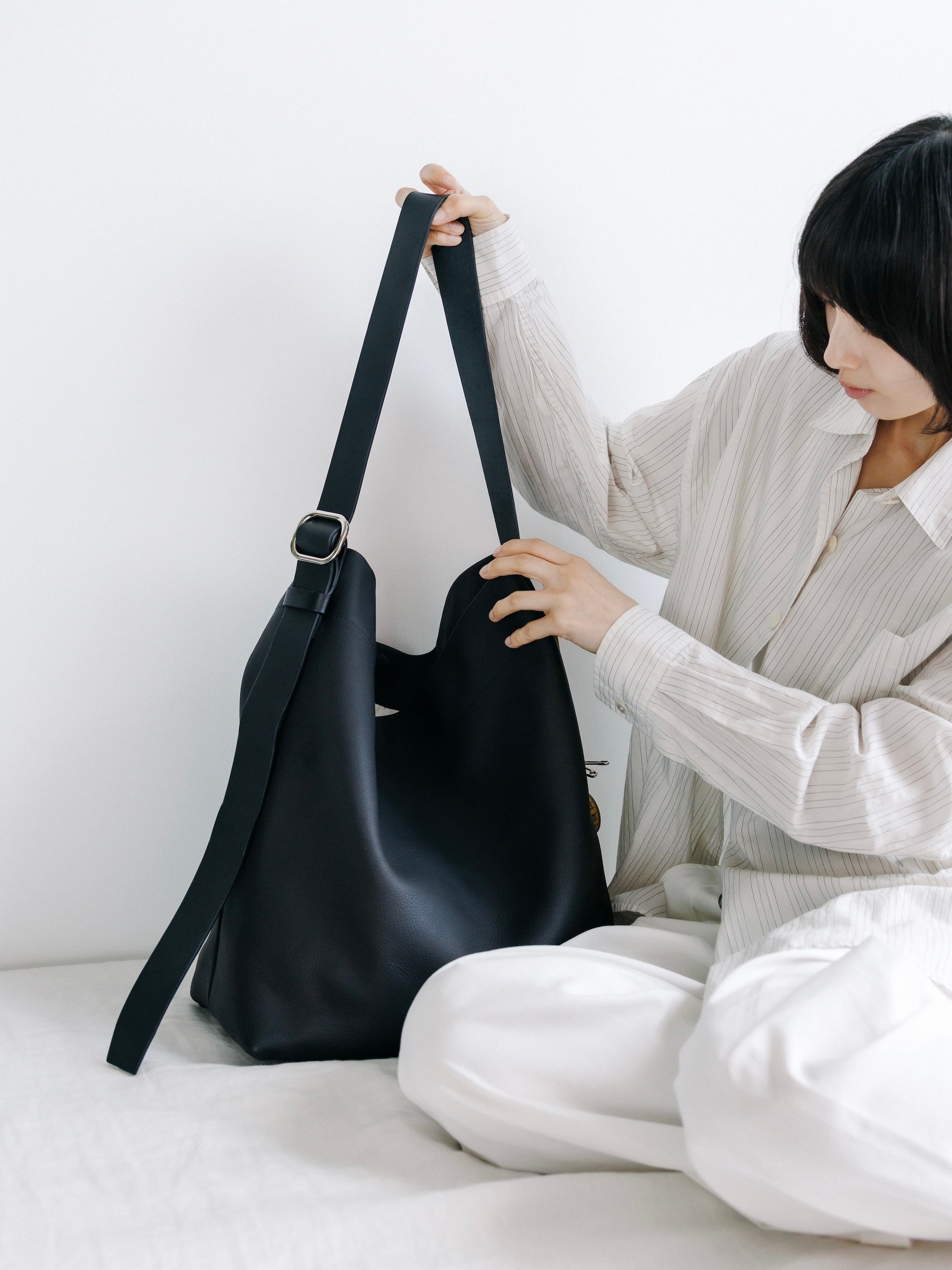 GRAIN LEATHER EDITOR’S BAG (BLACK)