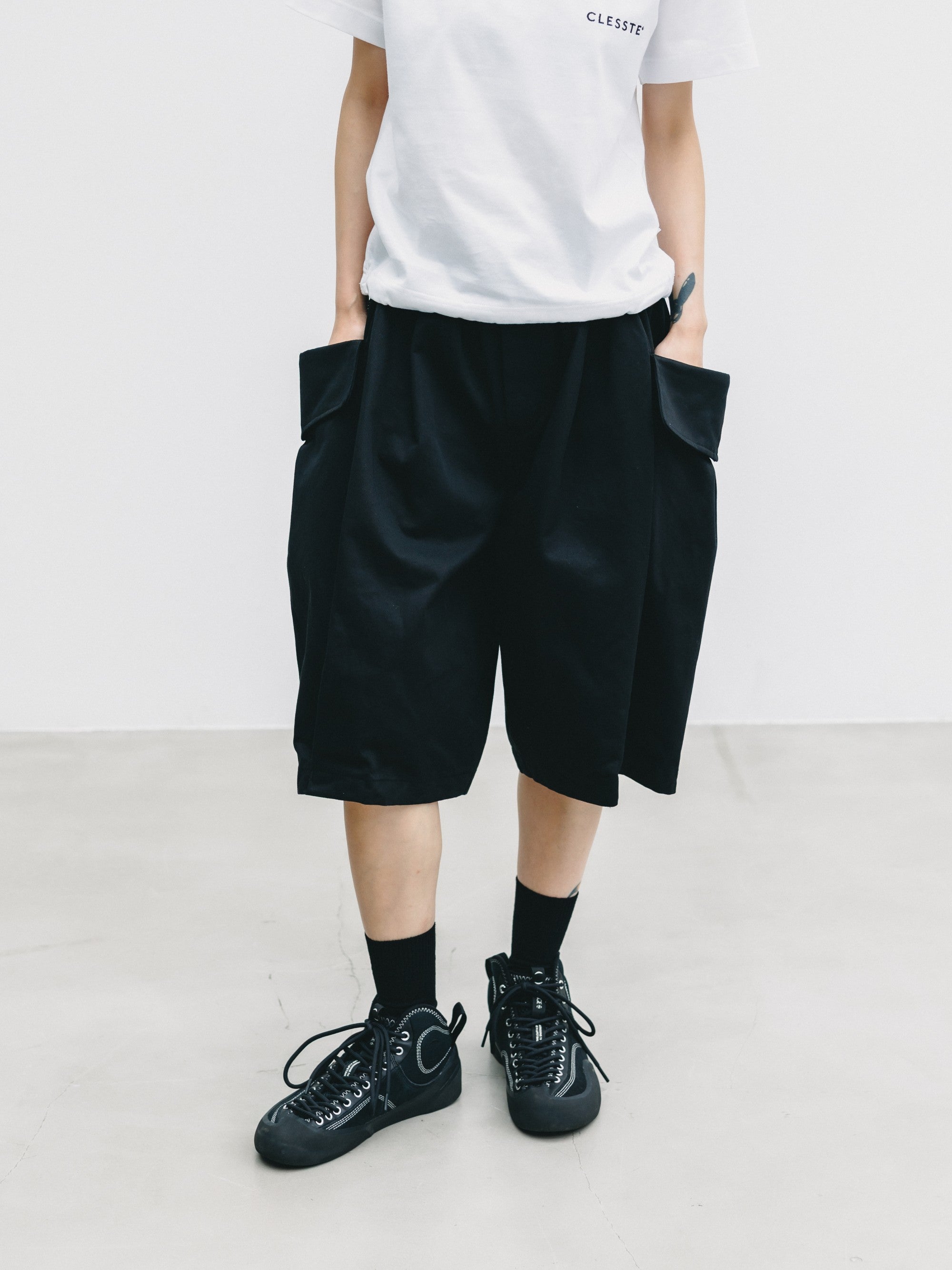 【6.24 WED 20:00- IN STOCK】FLAP WIDE BALLOON HALF PANTS (BLACK)