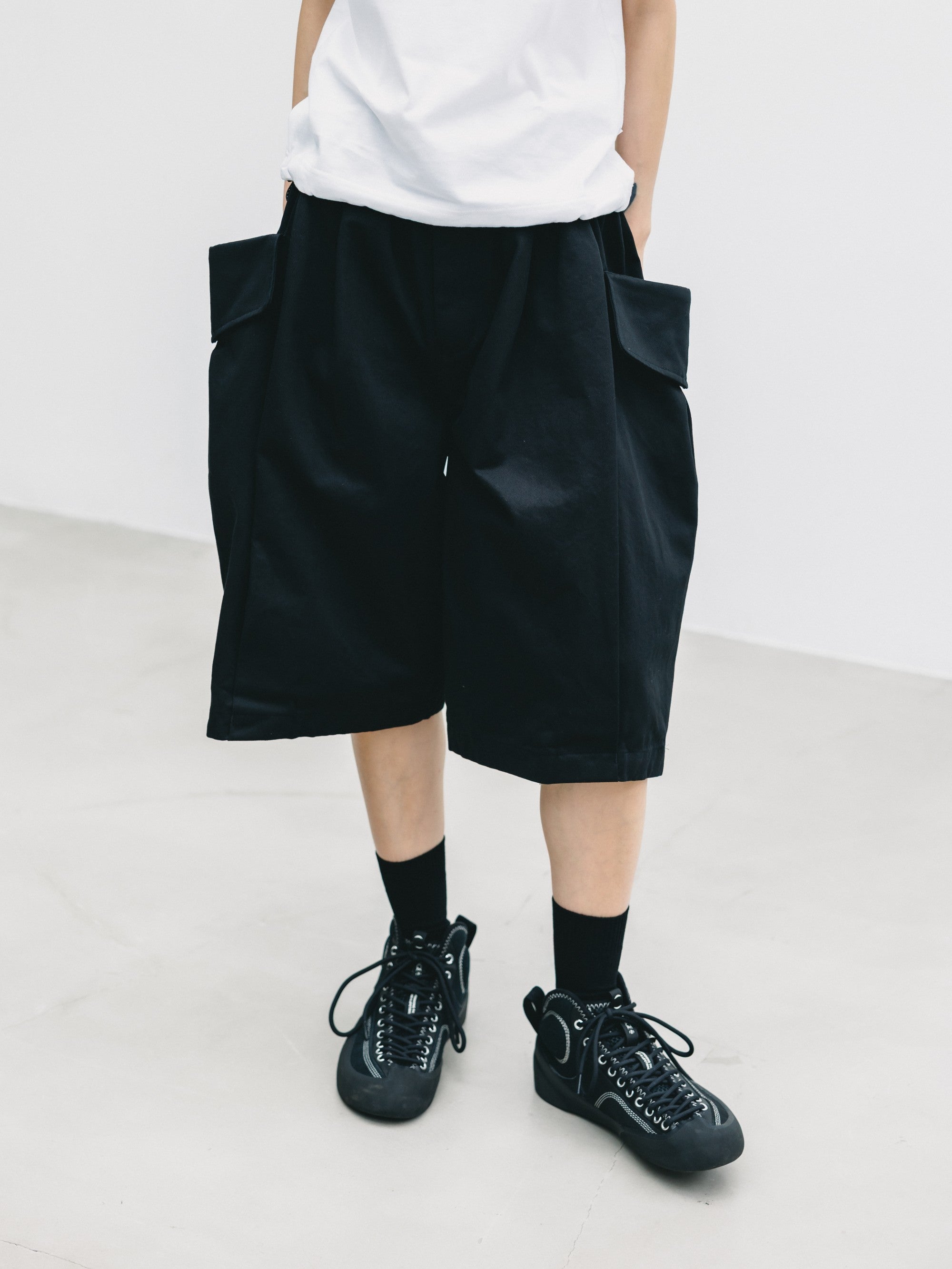 【6.24 WED 20:00- IN STOCK】FLAP WIDE BALLOON HALF PANTS (BLACK)