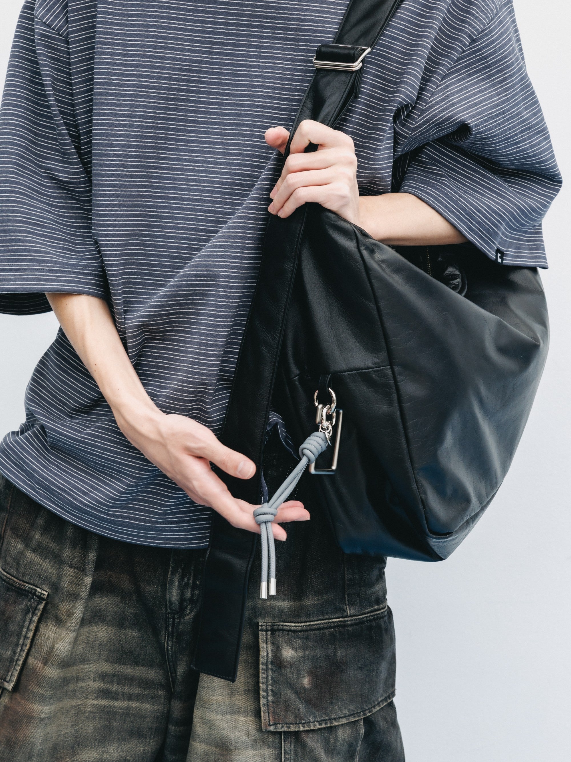 【8.5 WED 20:00- IN STOCK】LEATHER HOLIDAY BAG LARGE (BLACK)