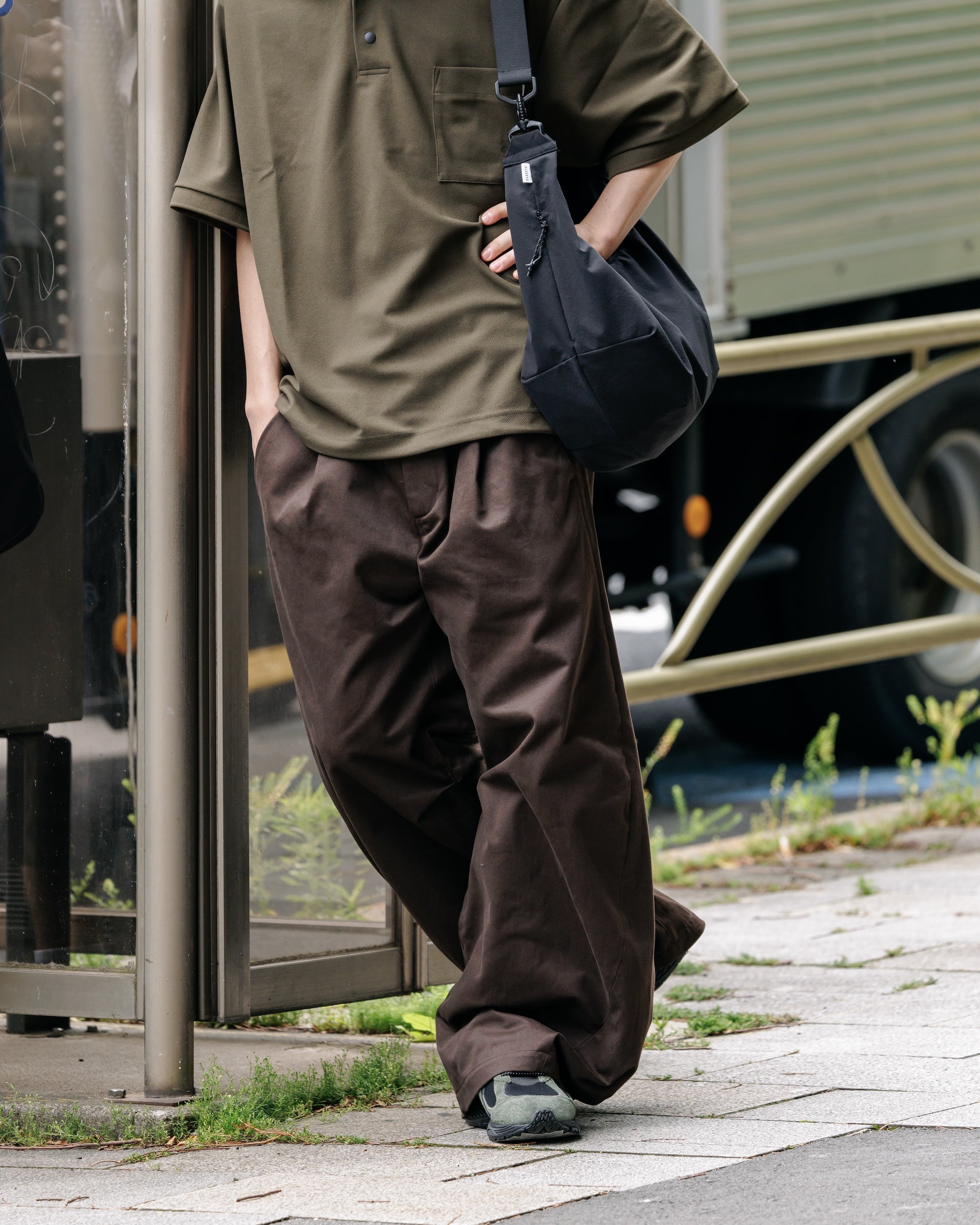 【6.11 WED 20:00- IN STOCK】BARREL LEG EASY PANTS (BROWN)