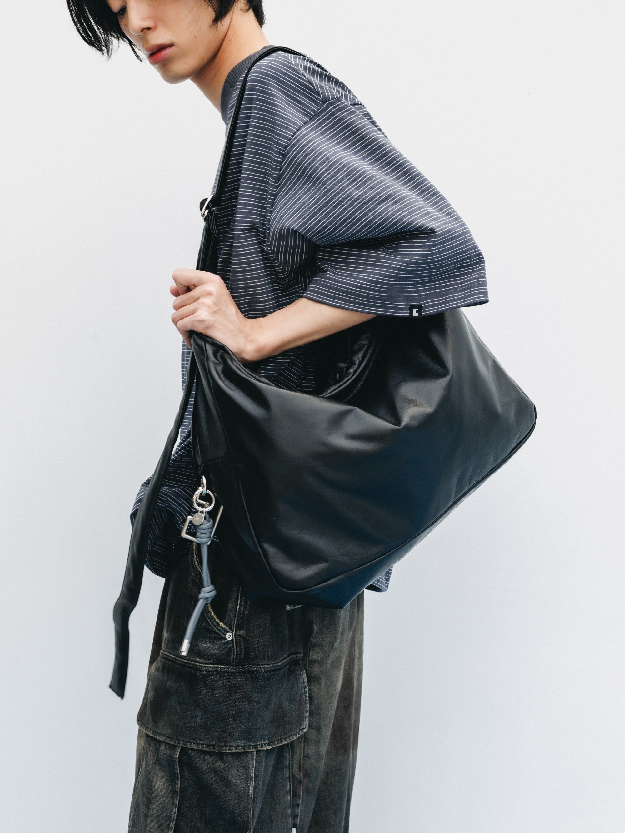 【8.5 WED 20:00- IN STOCK】LEATHER HOLIDAY BAG LARGE (BLACK)