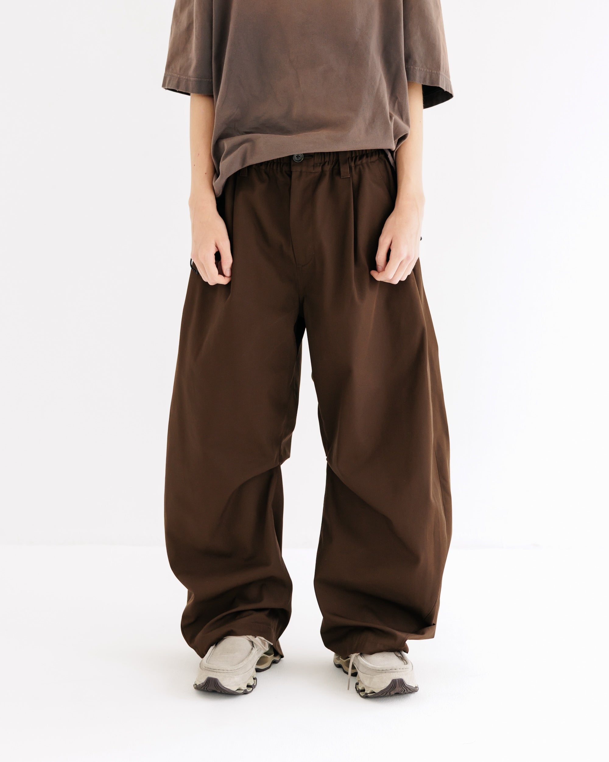 【9.10 WED 20:00- IN STOCK】BARREL LEG EASY PANTS (BROWN)