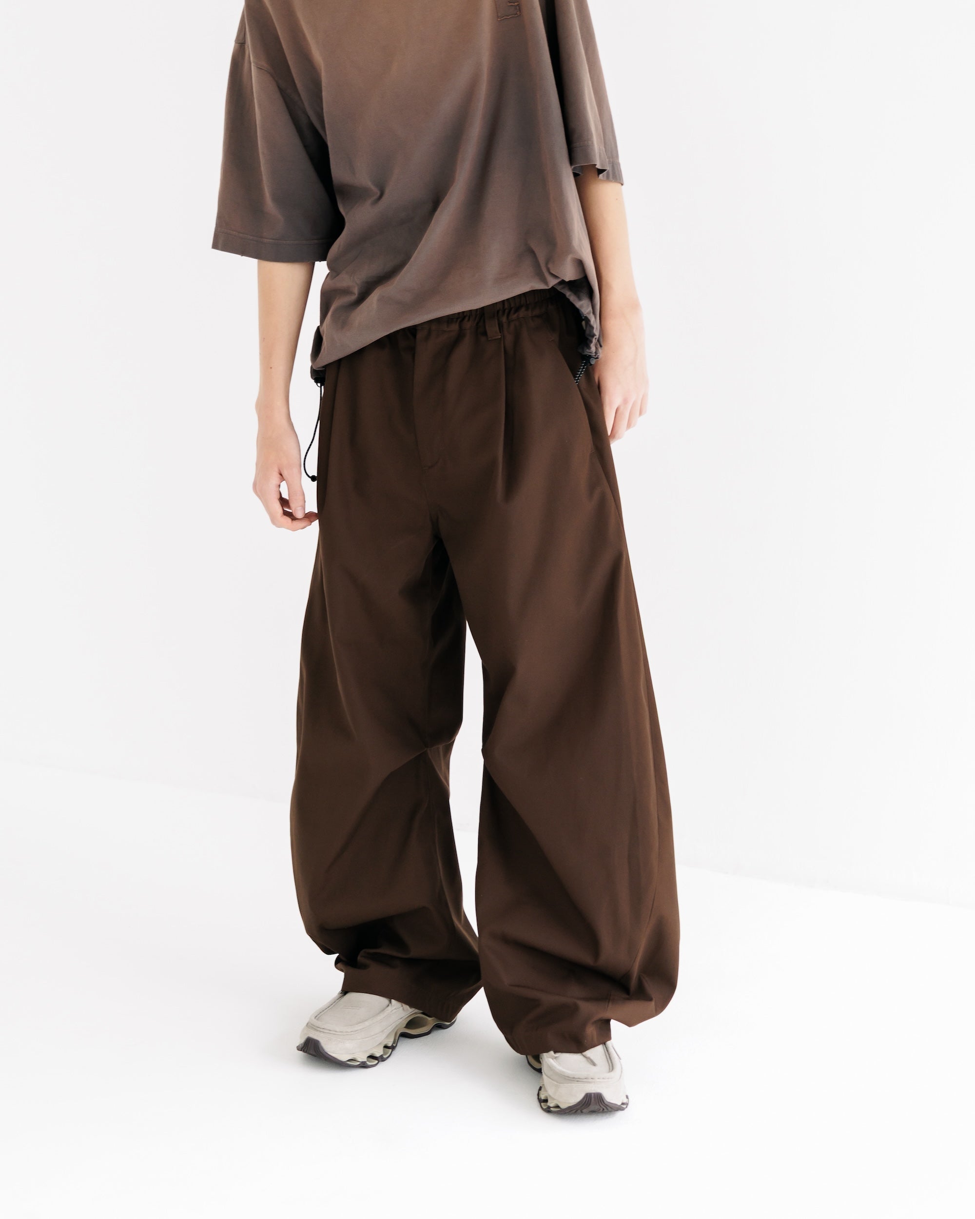 【9.10 WED 20:00- IN STOCK】BARREL LEG EASY PANTS (BROWN)