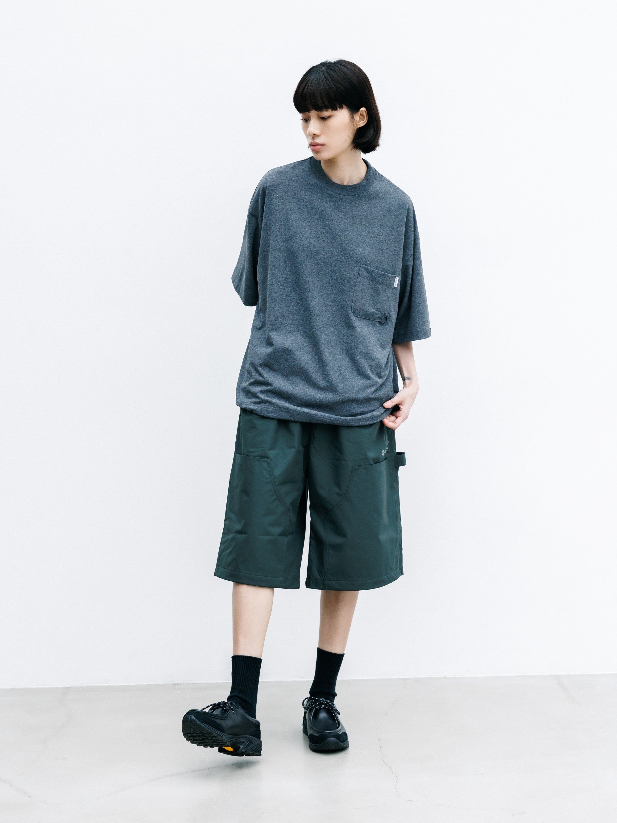 7.22 WED 20:00- IN STOCK】TECH POCKET S/S T-SHIRT (CHARCOAL)