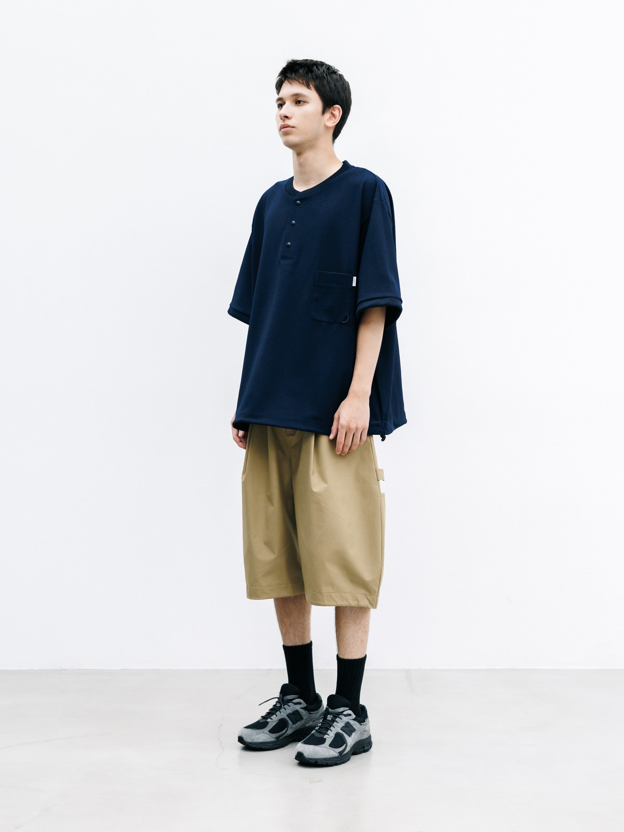 【8.12 WED 20:00- IN STOCK】ACTIVE CITY HENLEY NECK S/S T-SHIRT (NAVY)