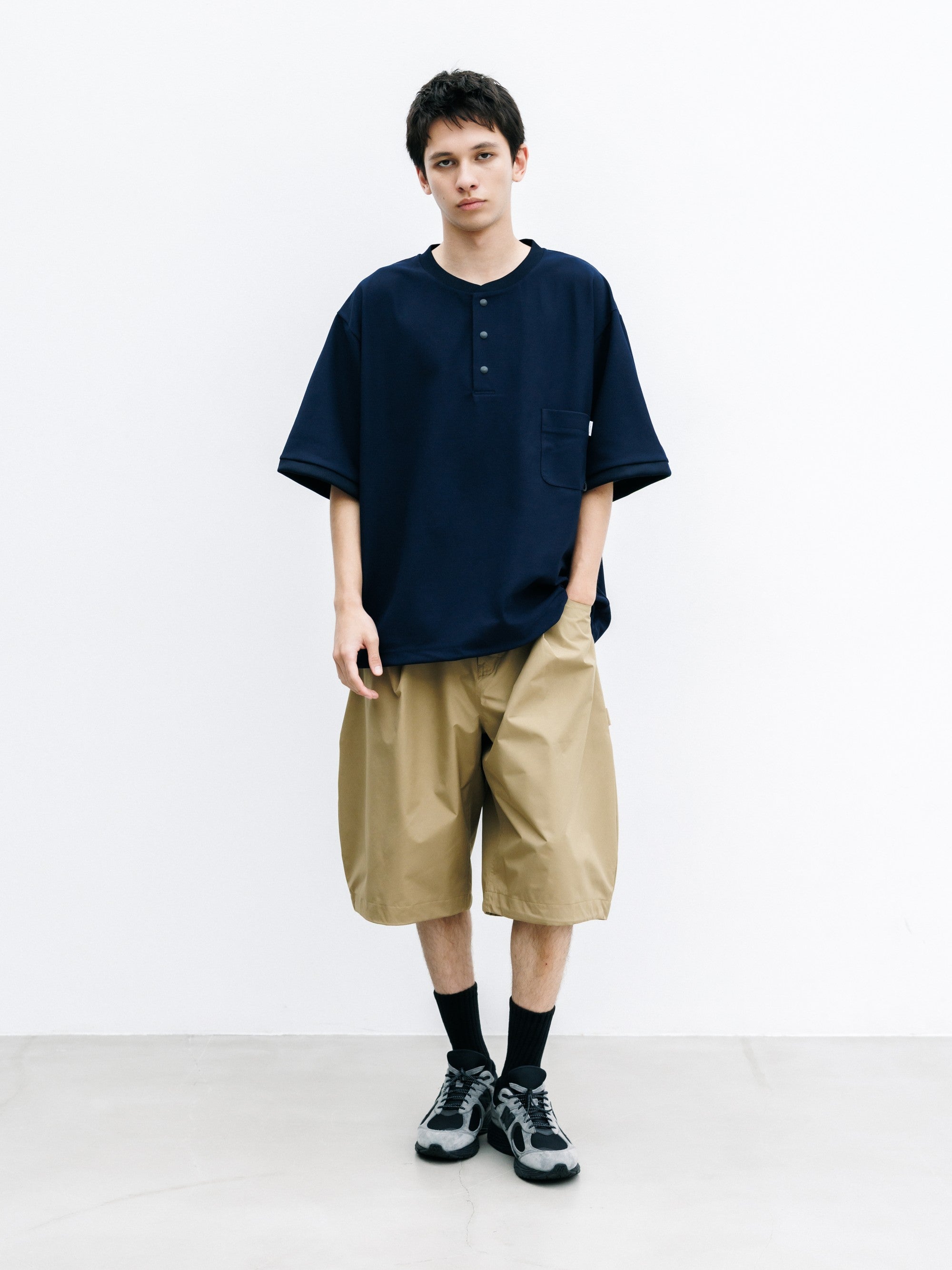 【8.12 WED 20:00- IN STOCK】ACTIVE CITY HENLEY NECK S/S T-SHIRT (NAVY)