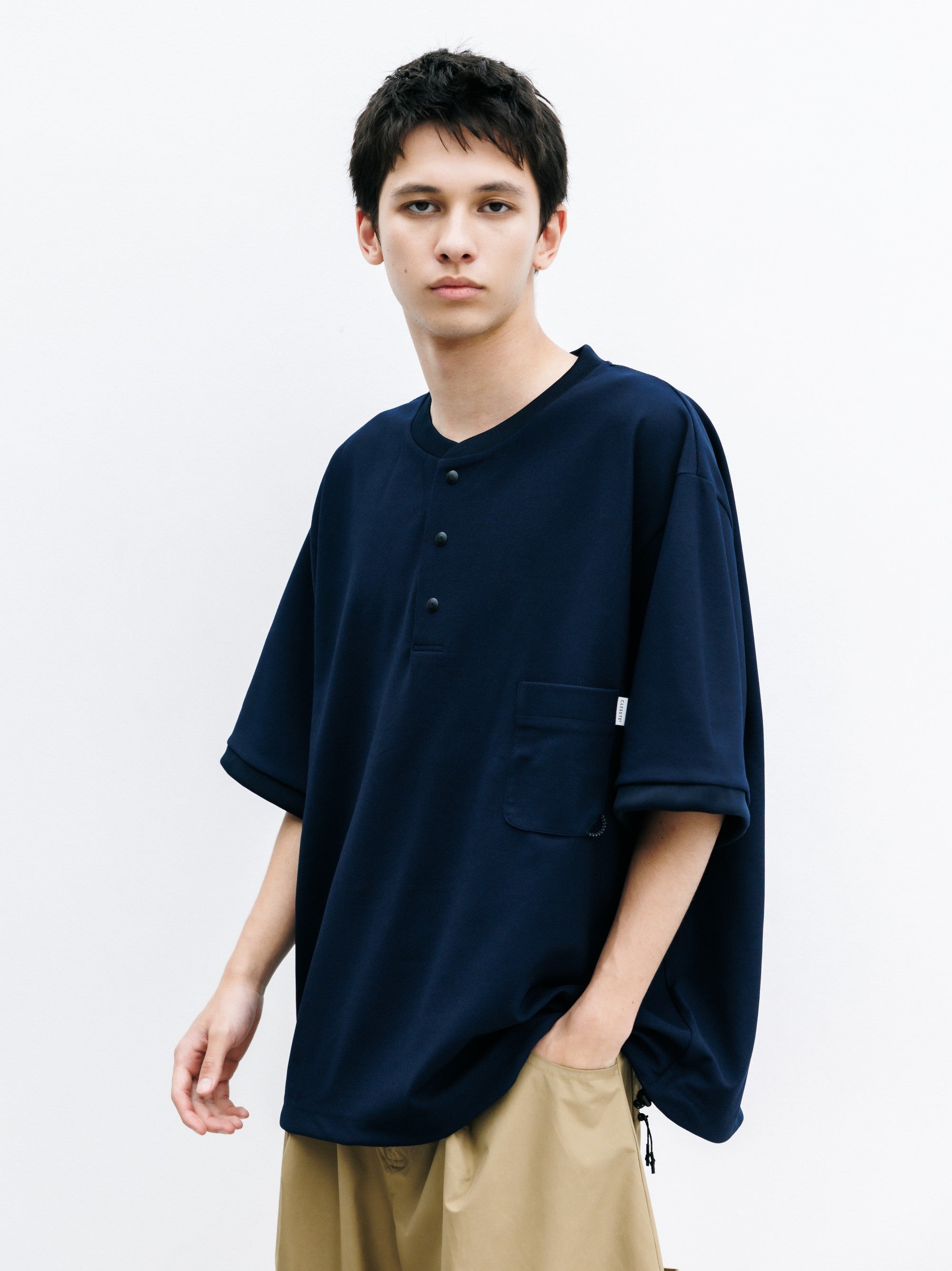 【8.12 WED 20:00- IN STOCK】ACTIVE CITY HENLEY NECK S/S T-SHIRT (NAVY)
