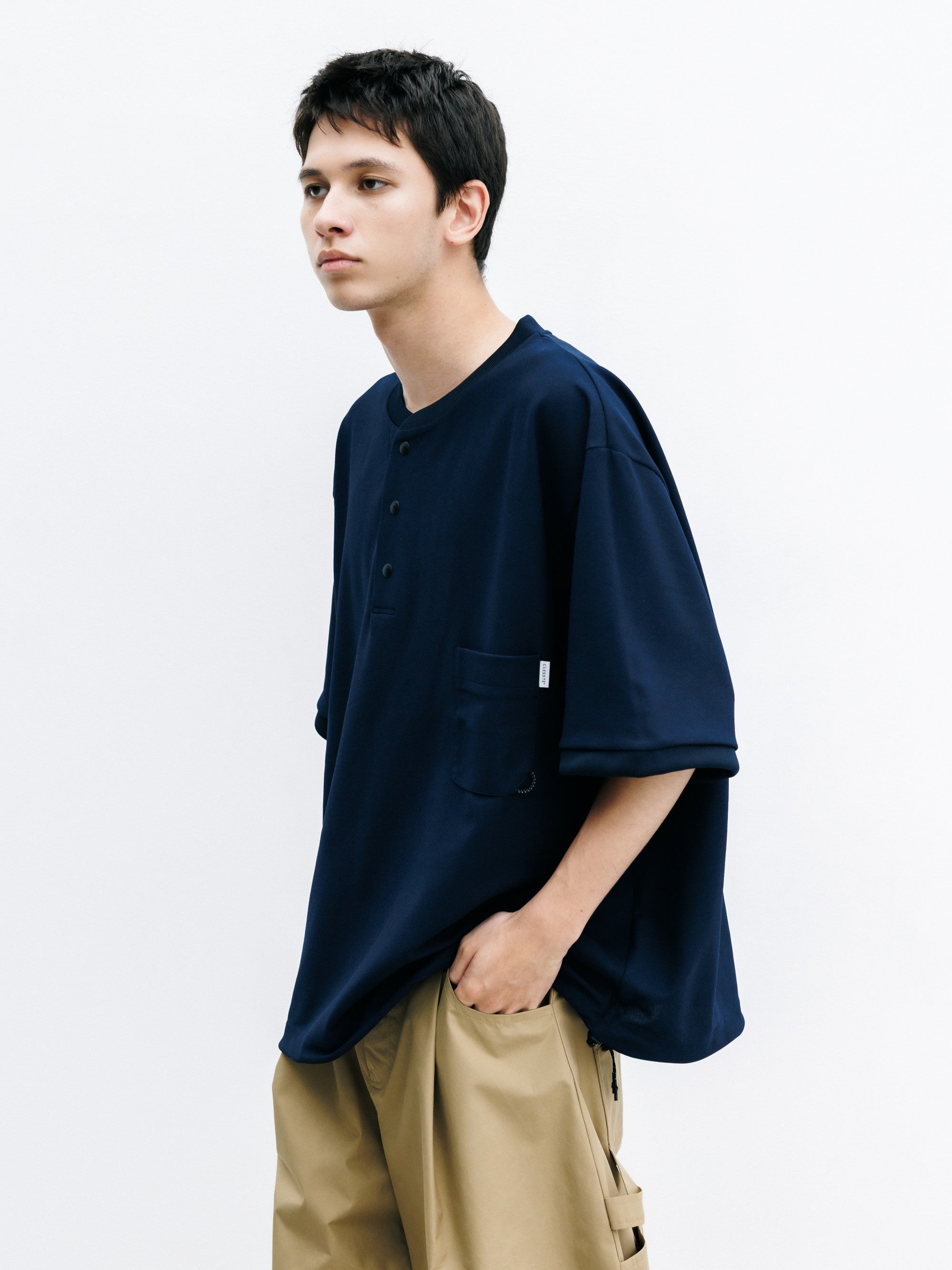 【8.12 WED 20:00- IN STOCK】ACTIVE CITY HENLEY NECK S/S T-SHIRT (NAVY)