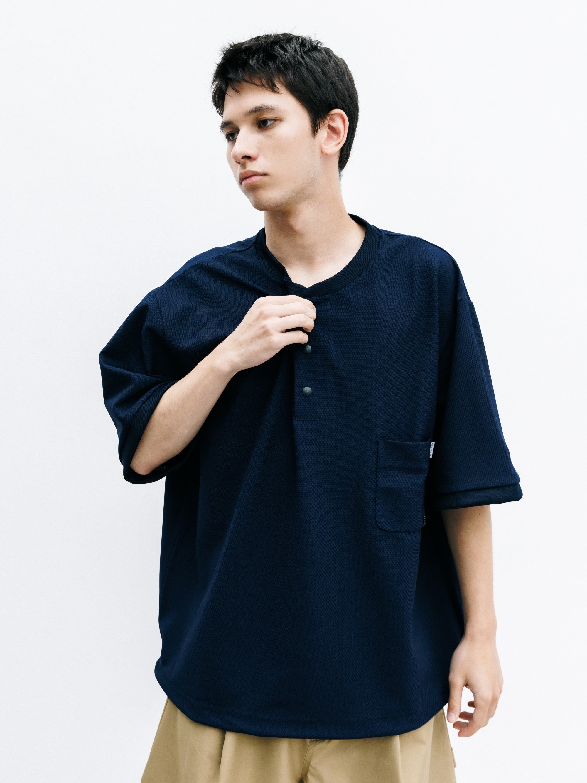 【8.12 WED 20:00- IN STOCK】ACTIVE CITY HENLEY NECK S/S T-SHIRT (NAVY)