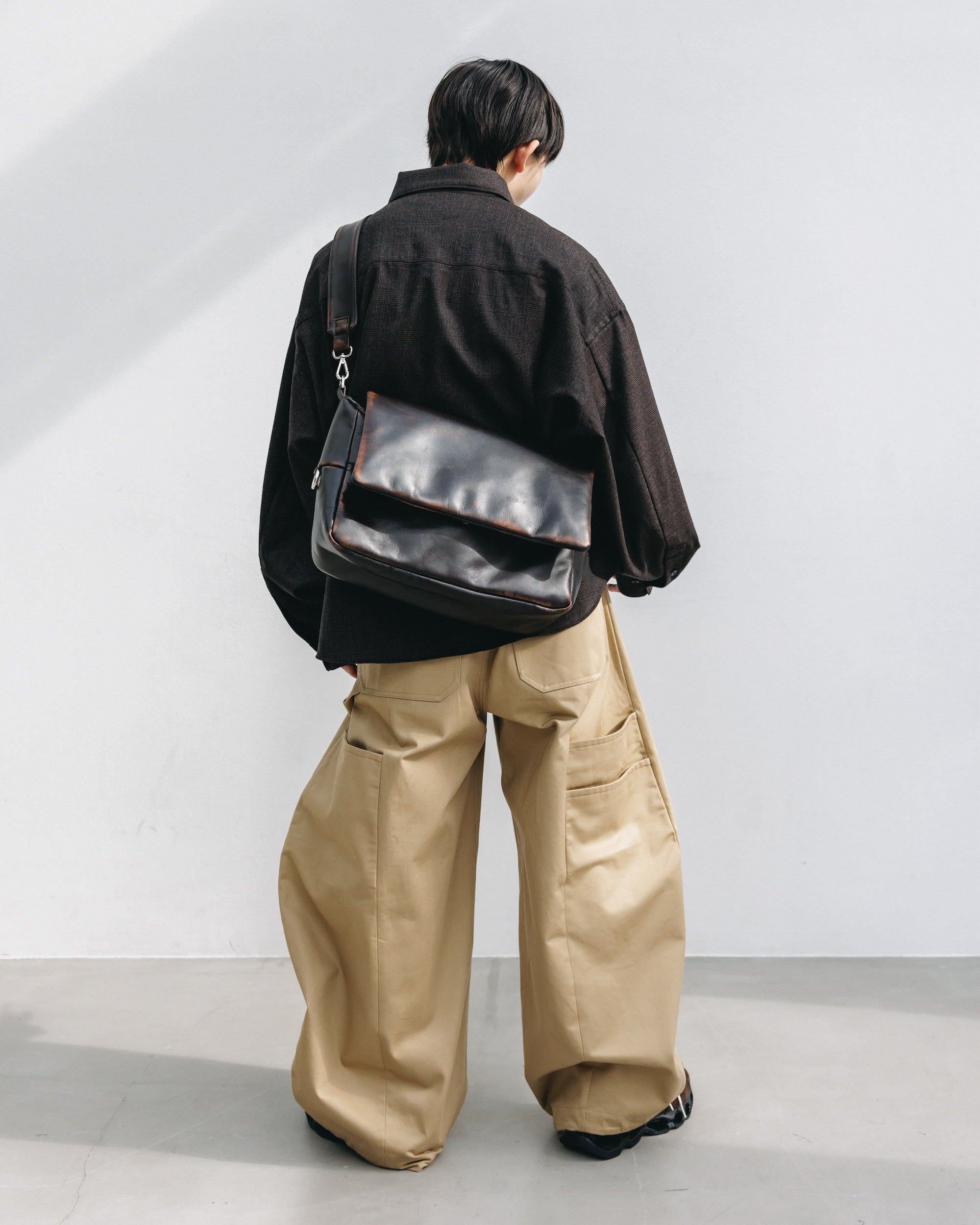 【12.10 WED 20:00- IN STOCK】VINTAGE LEATHER PADDED FLAP HOLIDAY BAG (BROWN)