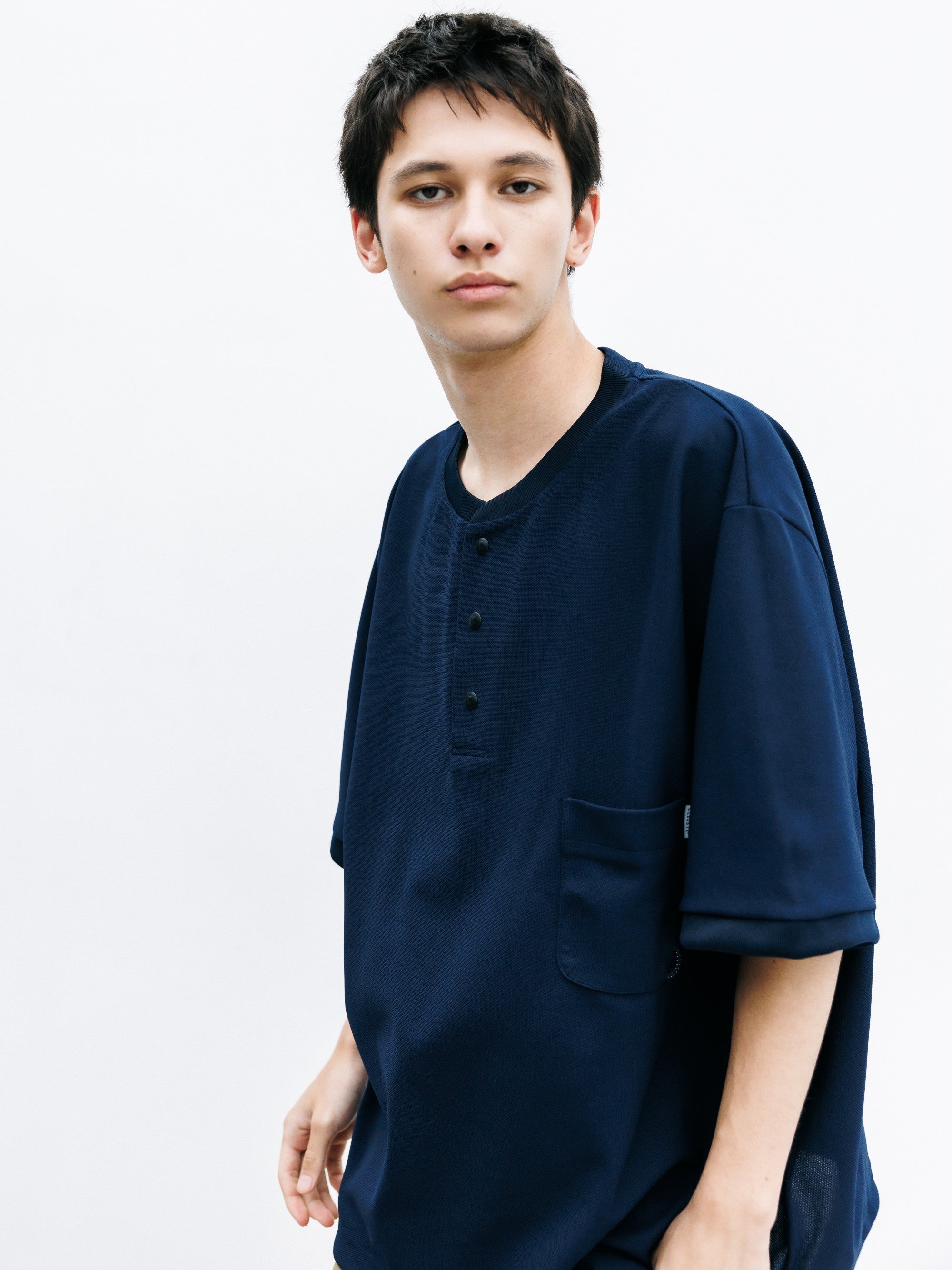 【8.12 WED 20:00- IN STOCK】ACTIVE CITY HENLEY NECK S/S T-SHIRT (NAVY)