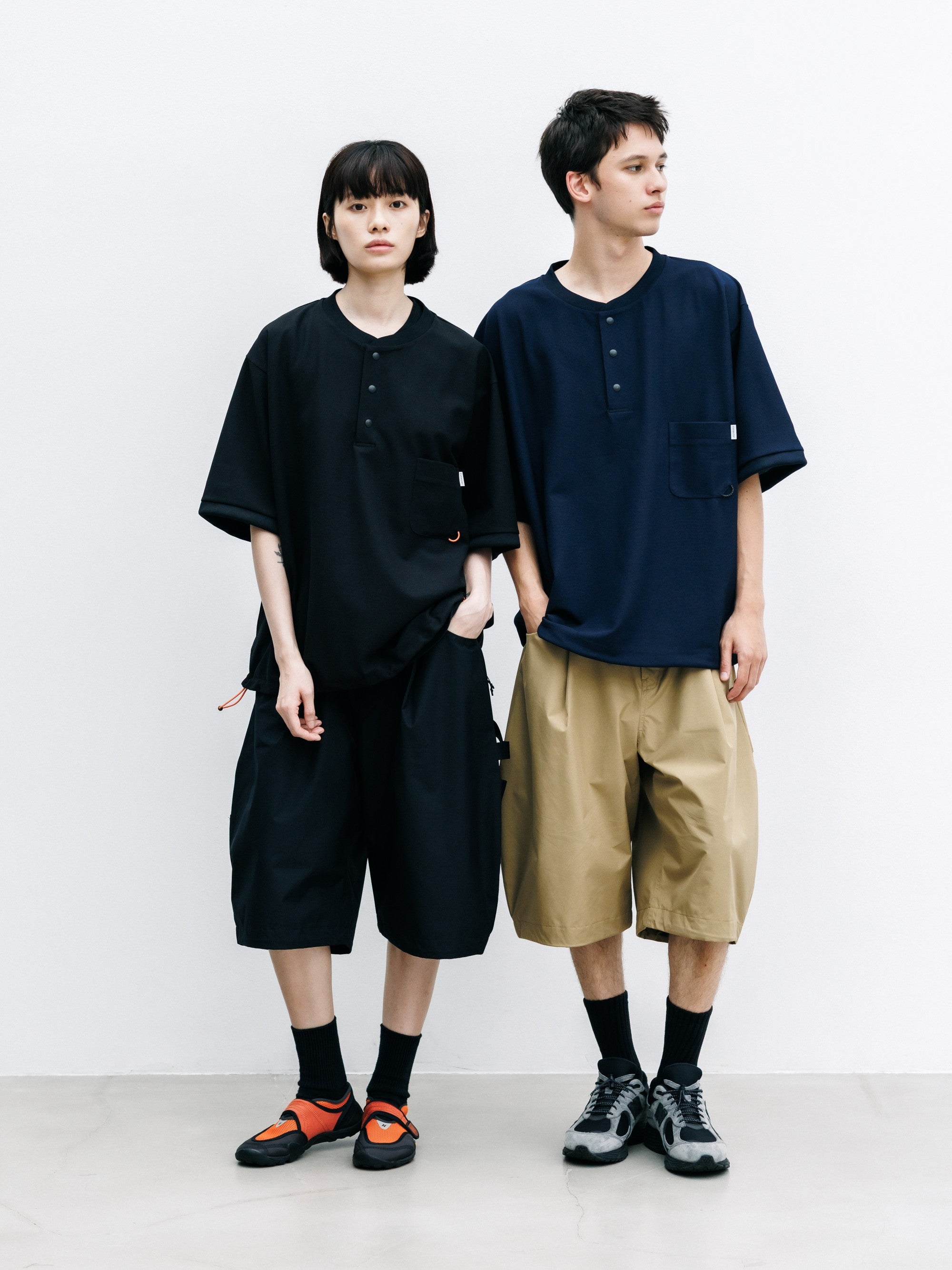 【8.12 WED 20:00- IN STOCK】ACTIVE CITY HENLEY NECK S/S T-SHIRT (BLACK)