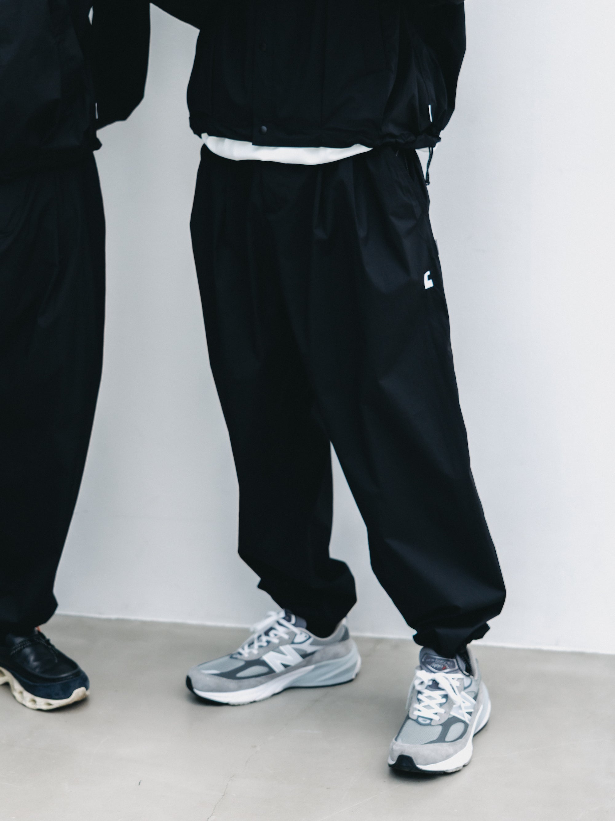 "C” CRISPY NYLON CITY UNIFORM WIDE TAPERED PANTS (BLACK×WHITE)
